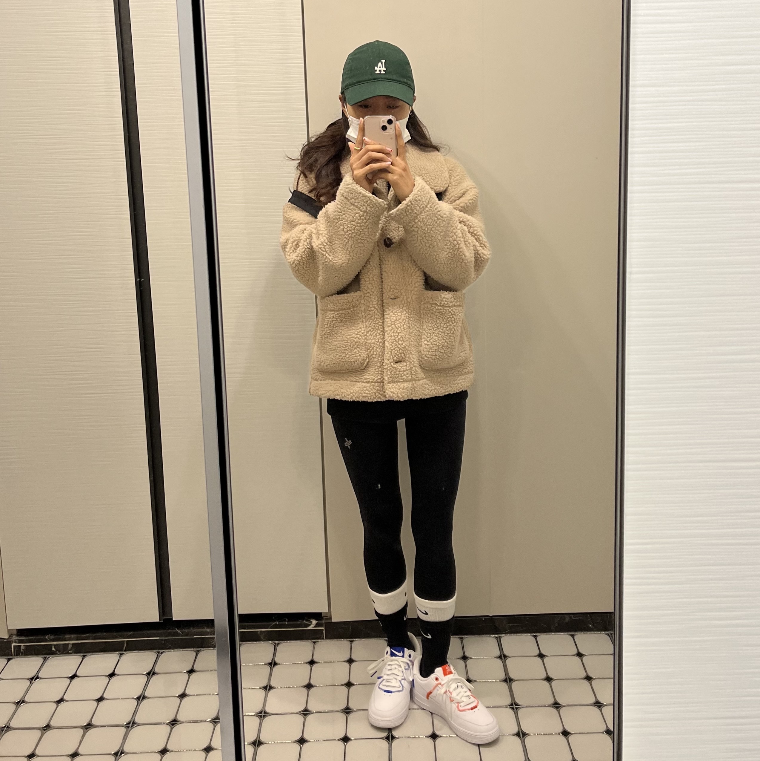 (W) Nike Air Force 1 '07 LX White Safety Orange 착용 스타일 - 2