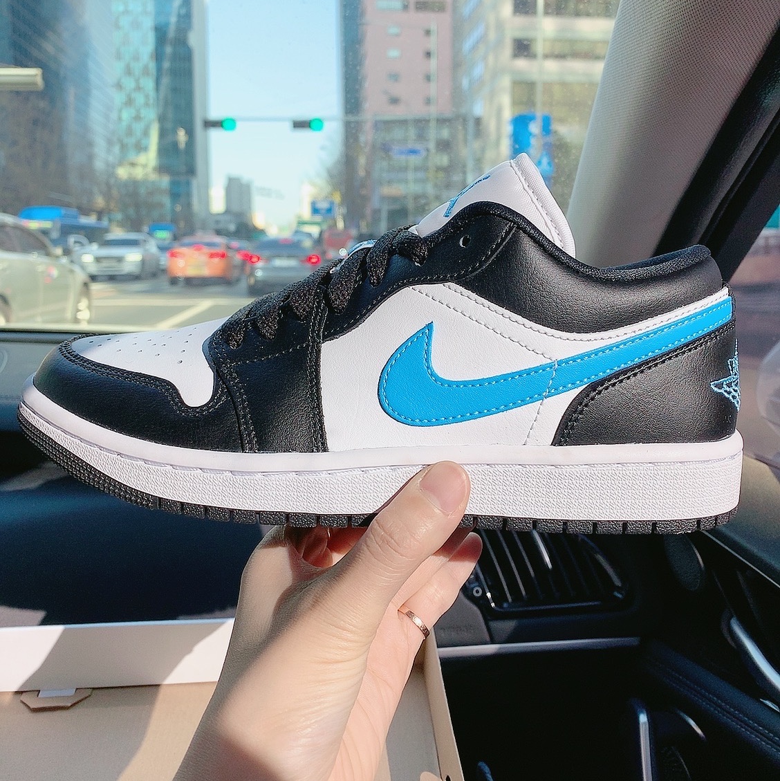 (W) Jordan 1 Low Black University Blue 착용 스타일 - 2
