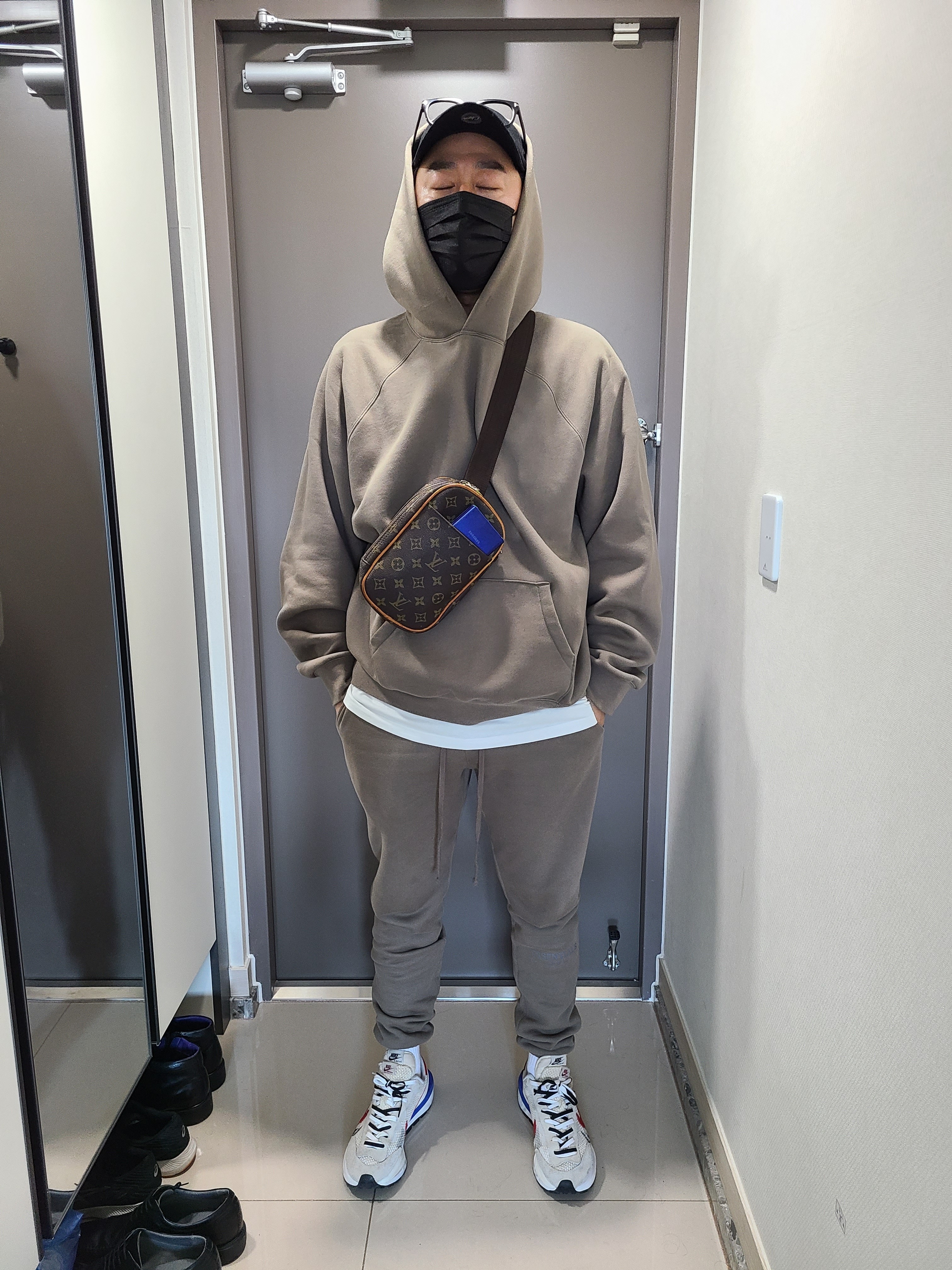 Nike x Sacai VaporWaffle Royal Fuchsia, Essentials Pull-Over Hoodie Taupe - 21SS 착용 스타일 - 1