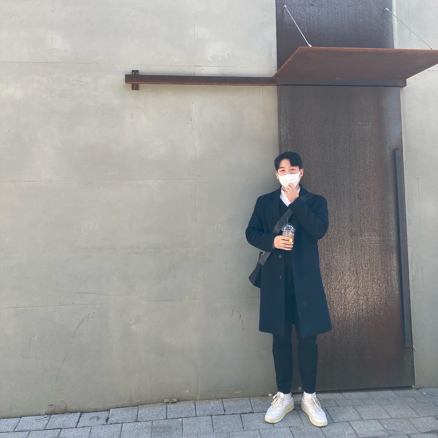 Autry Medalist Low Leather Sneakers White Black 착용 스타일 - 1