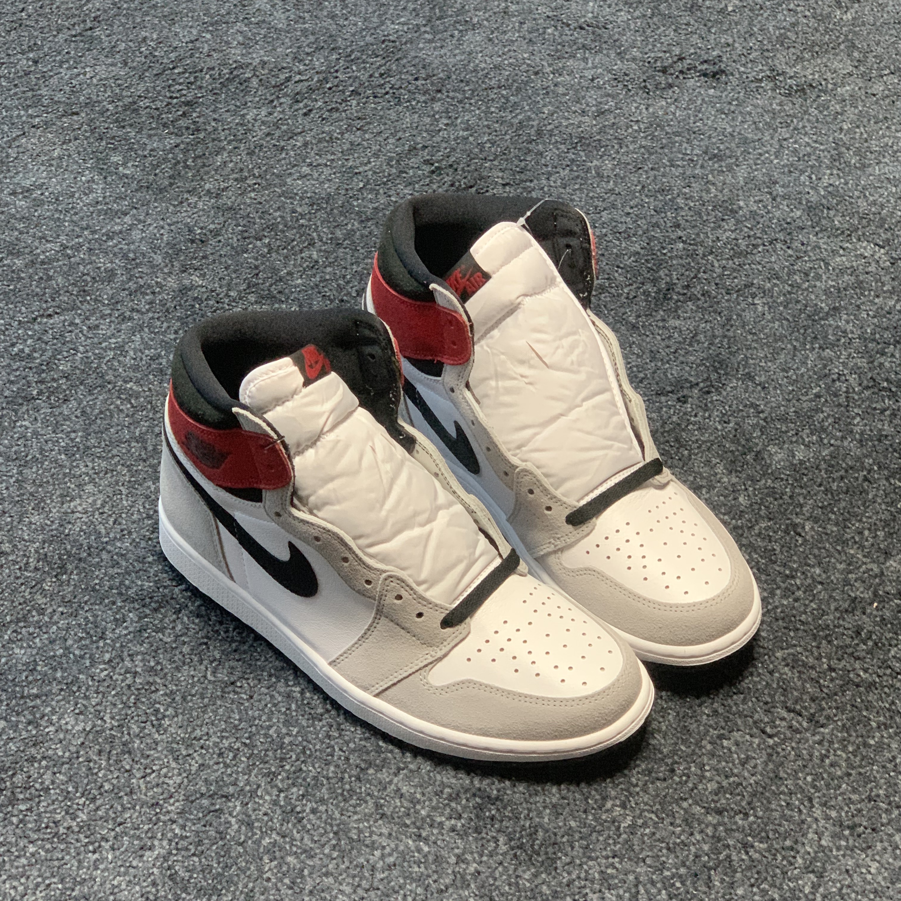 Jordan 1 Retro High OG Light Smoke Grey 착용 스타일 - 1