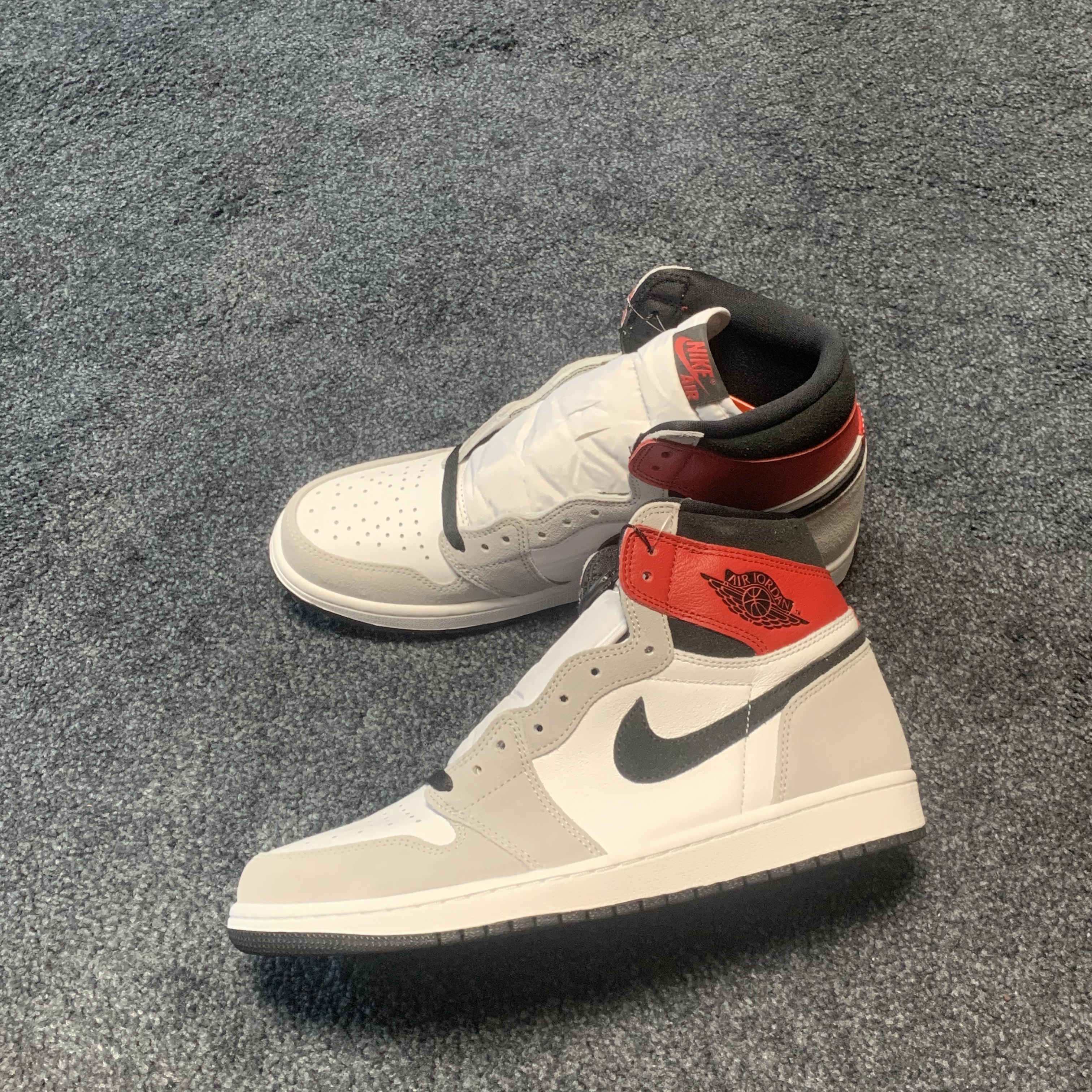 Jordan 1 Retro High OG Light Smoke Grey 착용 스타일 - 3