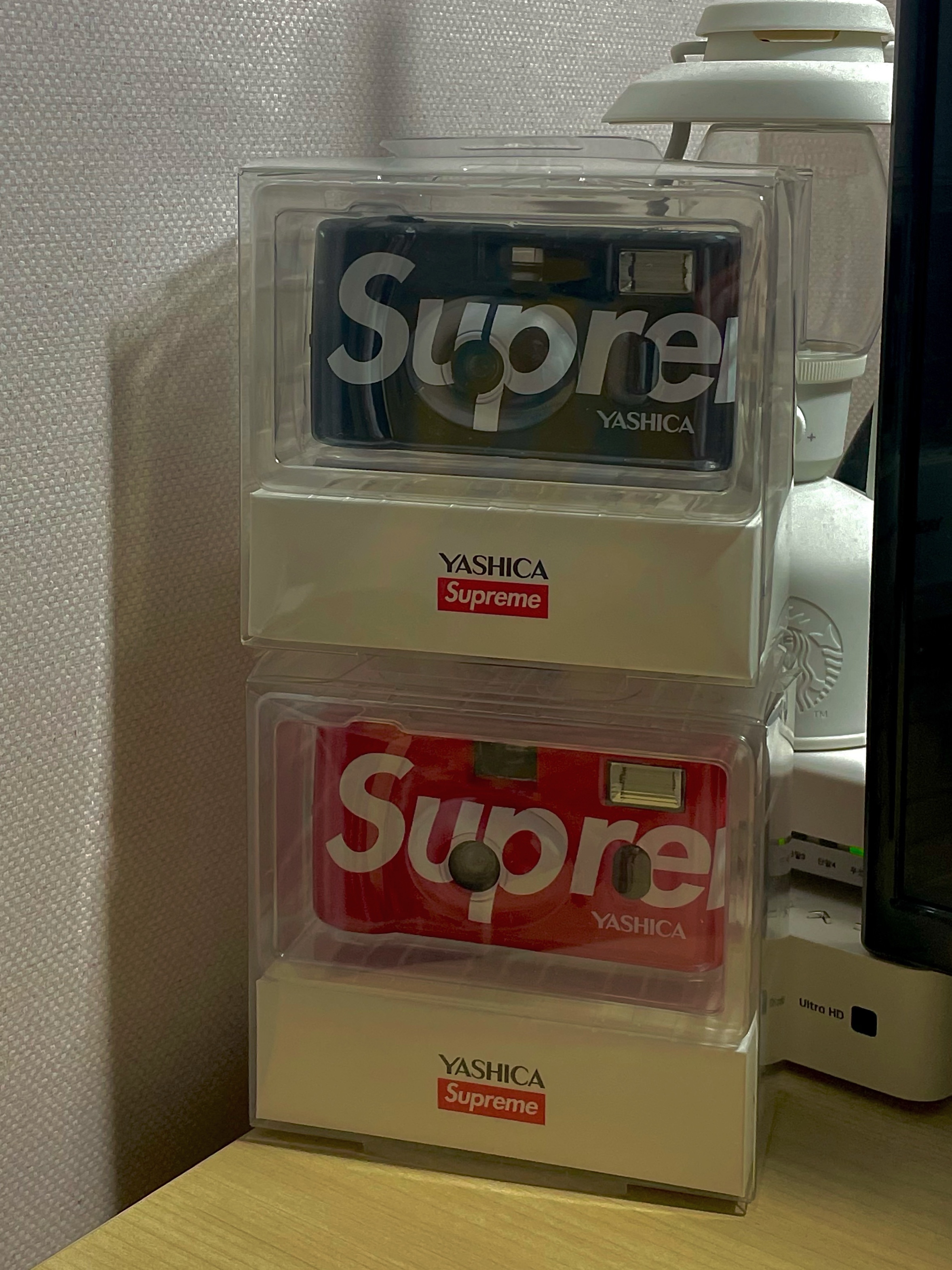 Supreme Yashica MF-1 Camera Red - 21SS, Supreme Yashica MF-1 Camera Black - 21SS 착용 스타일