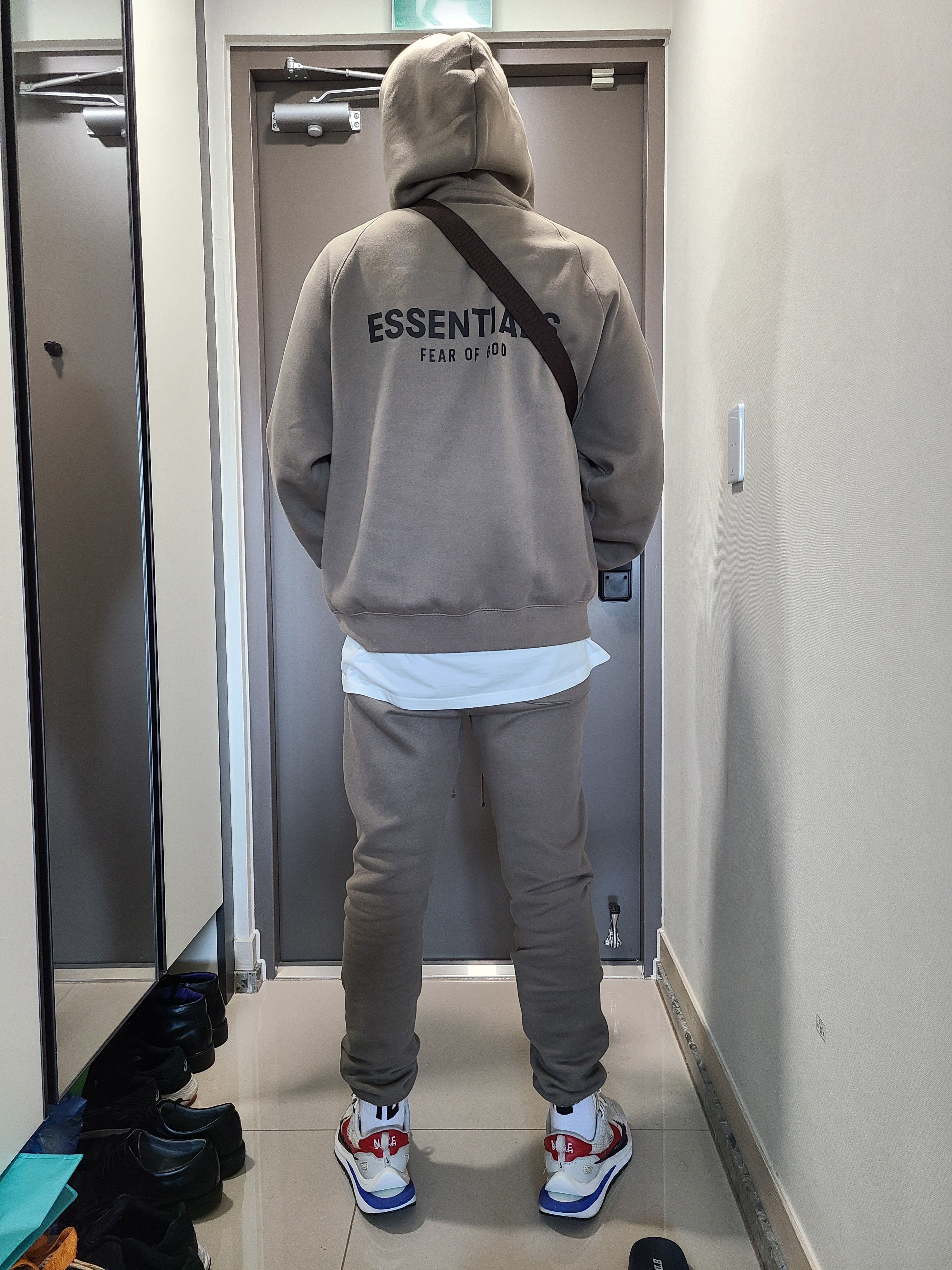 Nike x Sacai VaporWaffle Royal Fuchsia, Essentials Pull-Over Hoodie Taupe - 21SS 착용 스타일 - 2