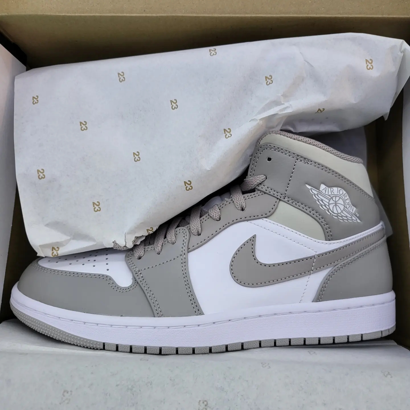 Jordan 1 Mid College Grey 착용 스타일 - 2