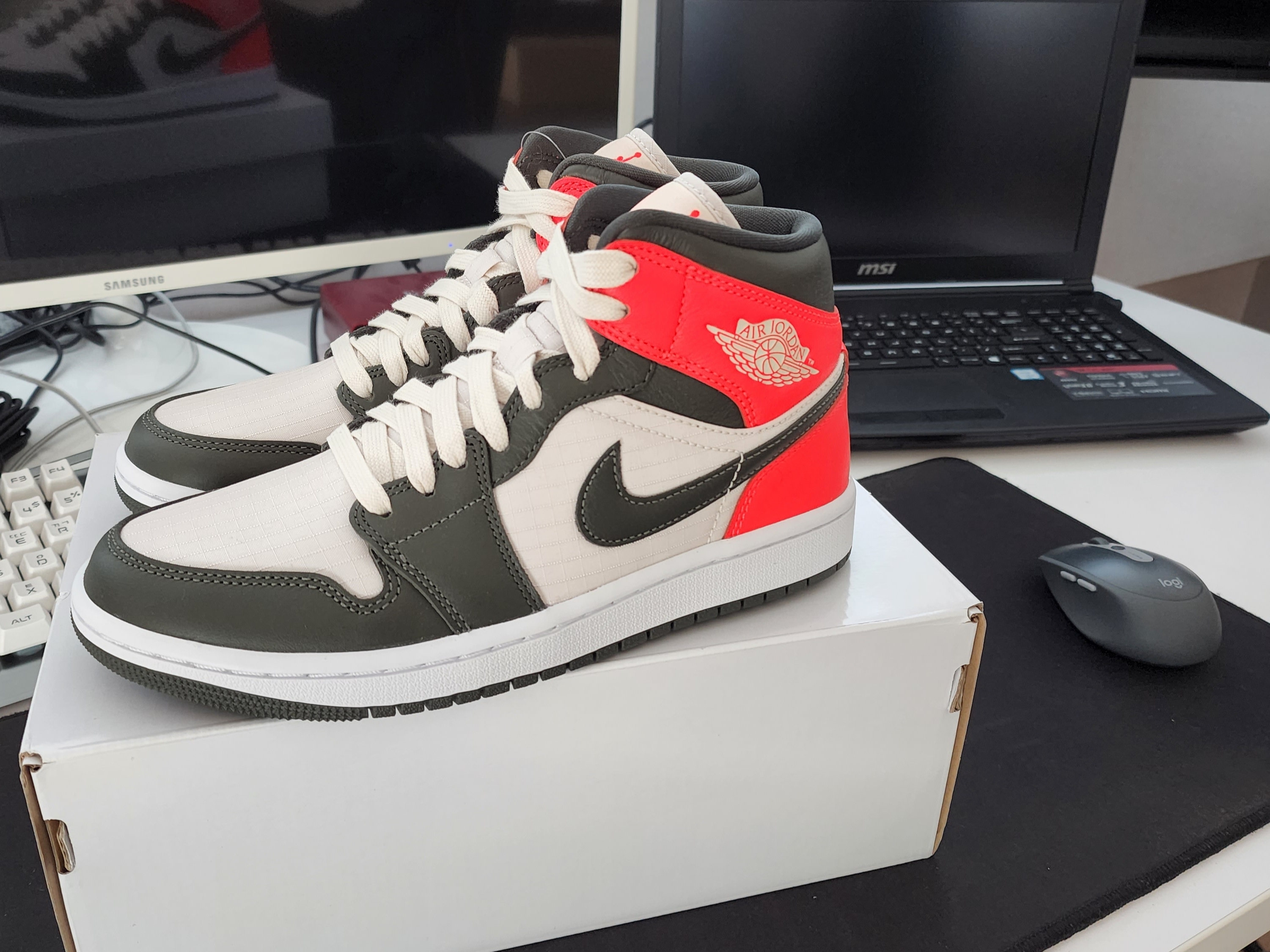 (W) Jordan 1 Mid SE Newsprint 착용 스타일 - 3