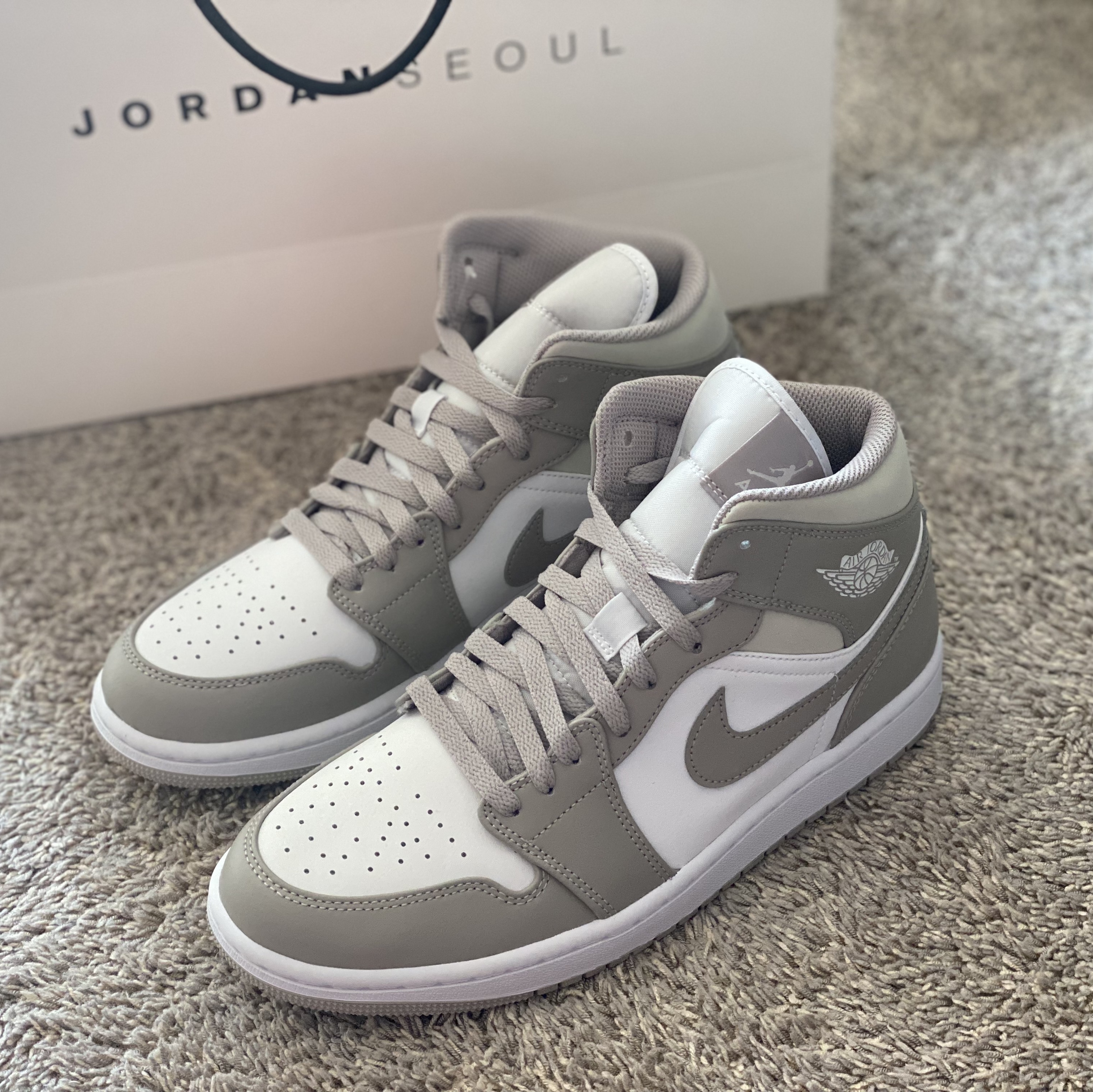 Jordan 1 Mid College Grey 착용 스타일 - 1