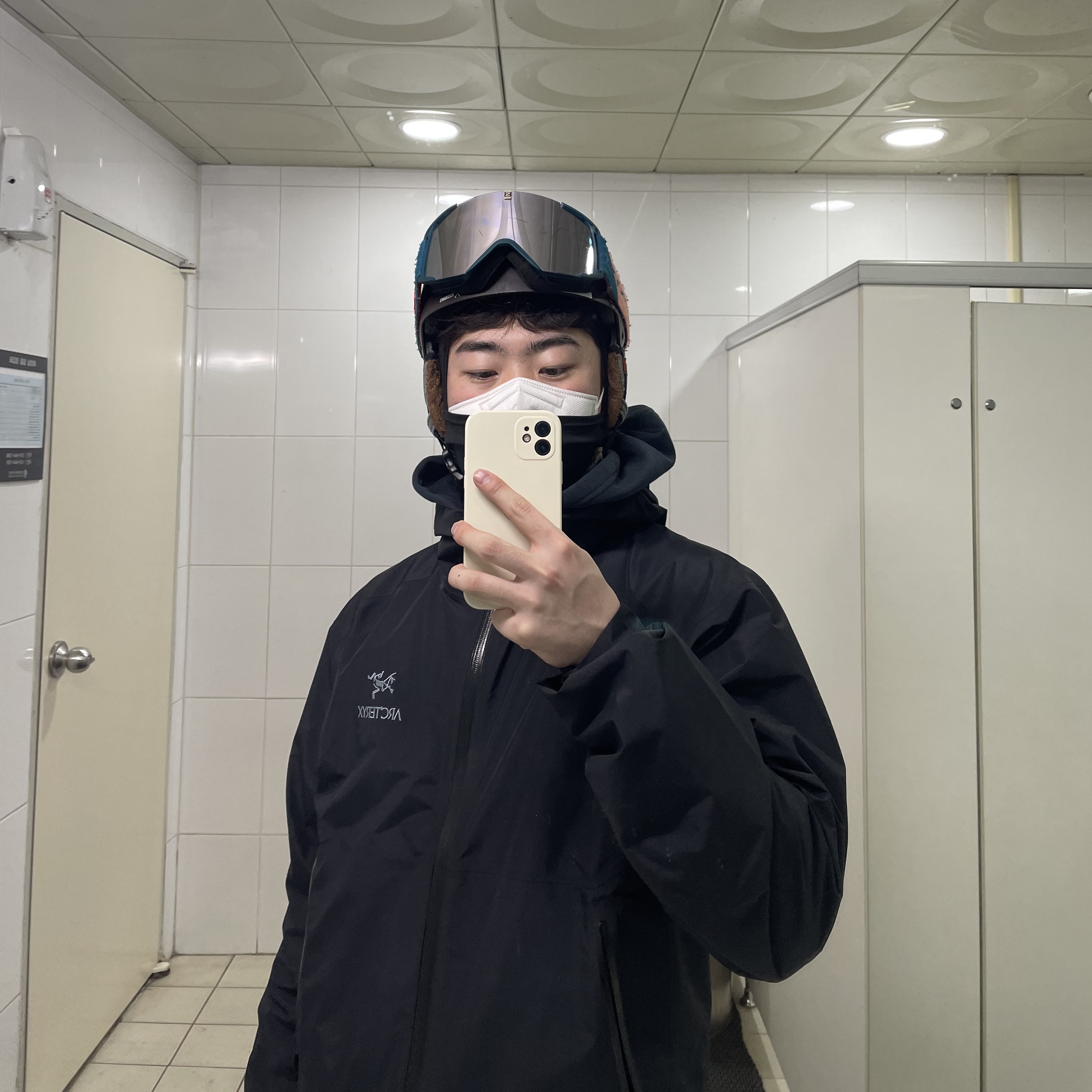 Arc'teryx Zeta SL Jacket Black 착용 스타일