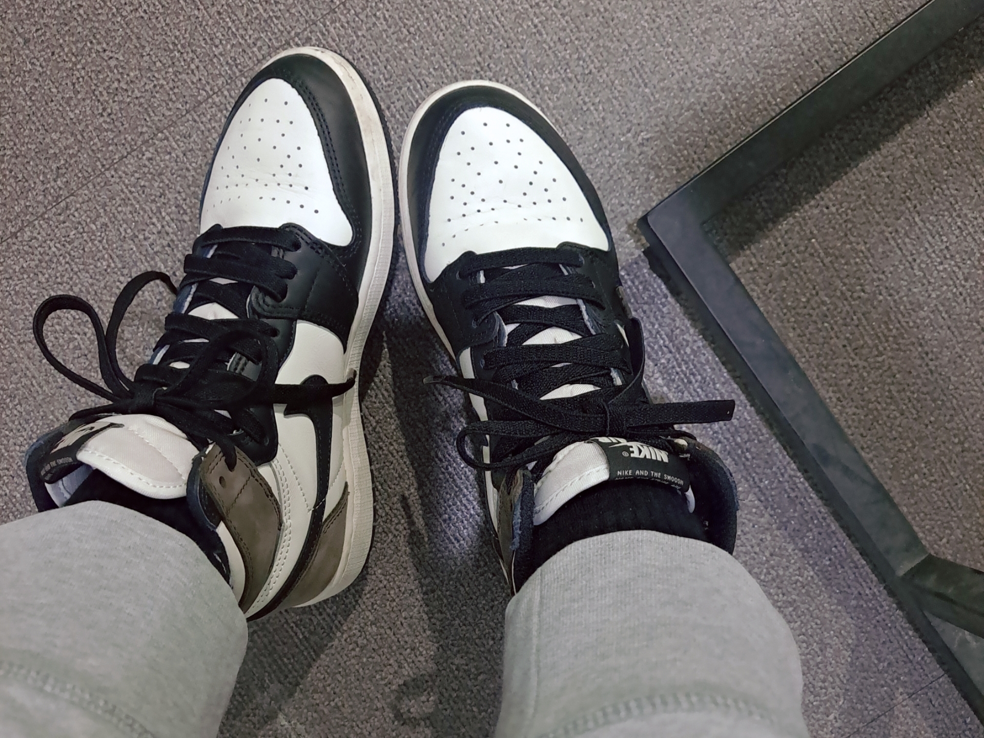 Jordan 1 Retro High OG Black Mocha 착용 스타일 - 3