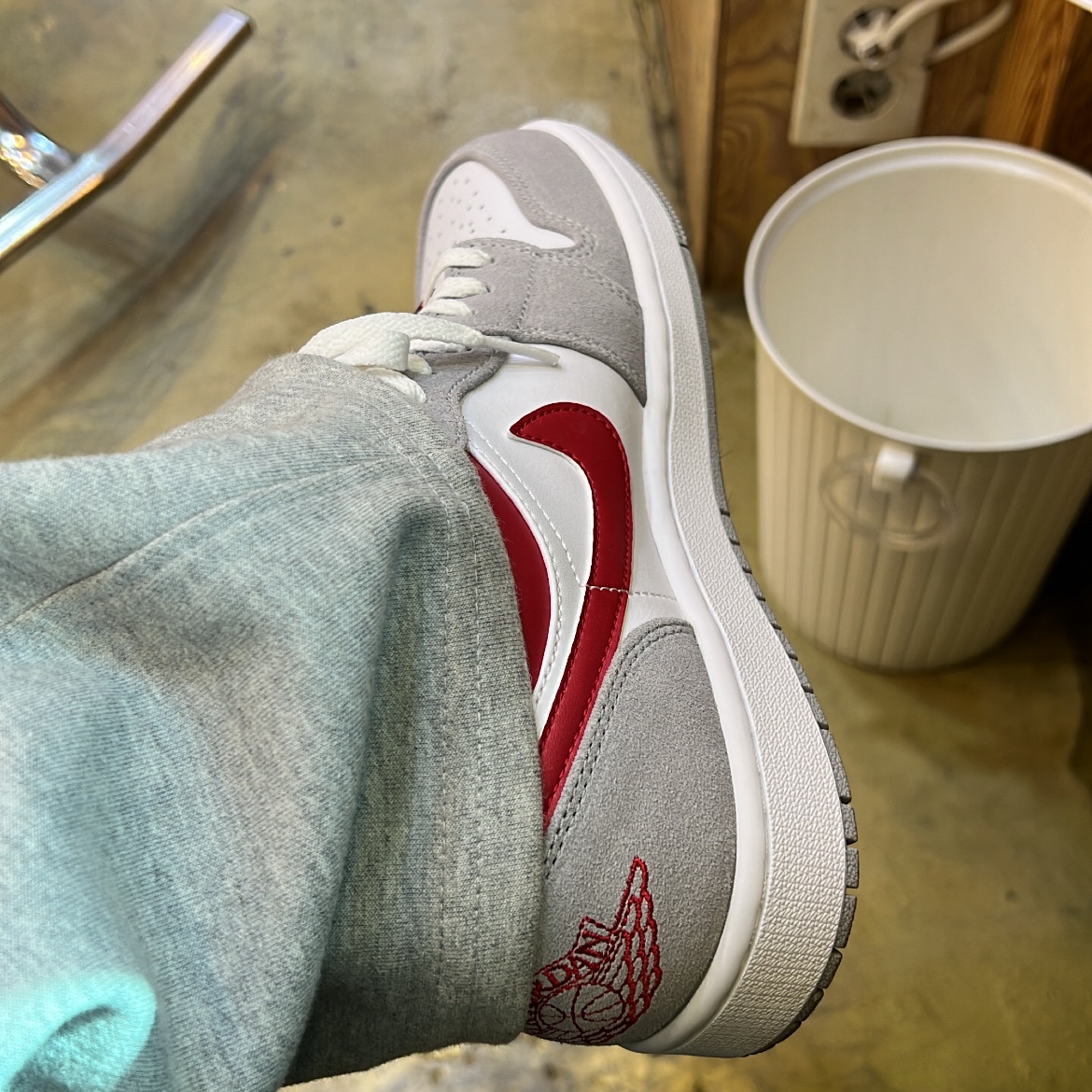 Jordan 1 Low SE Light Smoke Grey Gym Red, Converse x Play Comme des Garcons Chuck 70 Ox Black 착용 스타일 - 2