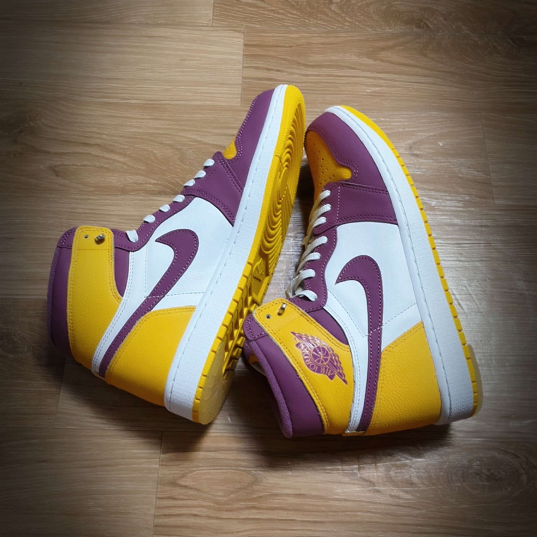 Jordan 1 Retro High OG University Gold Light Bordeaux 착용 스타일 - 2