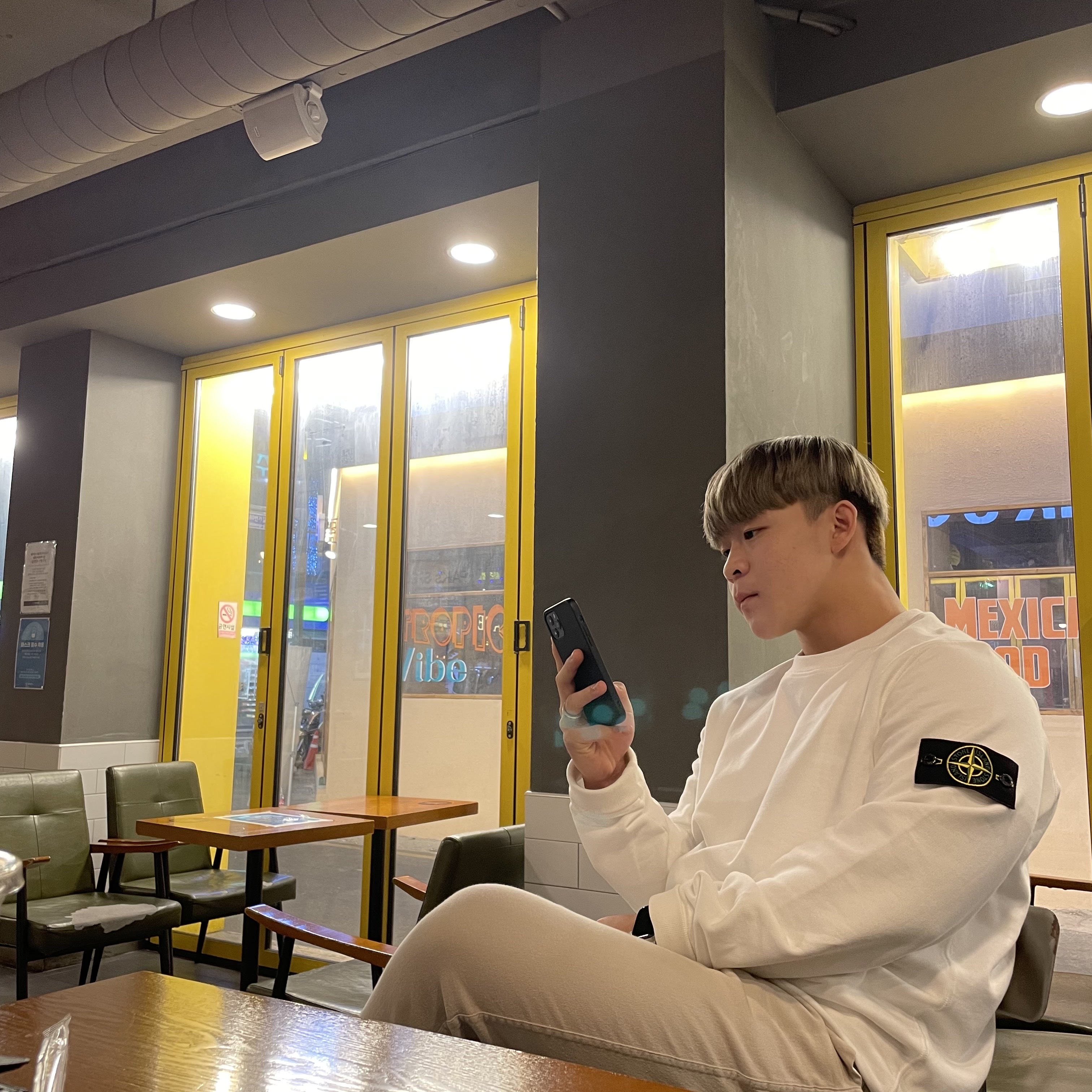 Stone Island 63750 Garment Dyed Heavy Cotton Long Sleeve T-Shirt White - 22SS, Stone Island 63020 Crewneck Sweatshirt Black - 21FW 착용 스타일 - 1