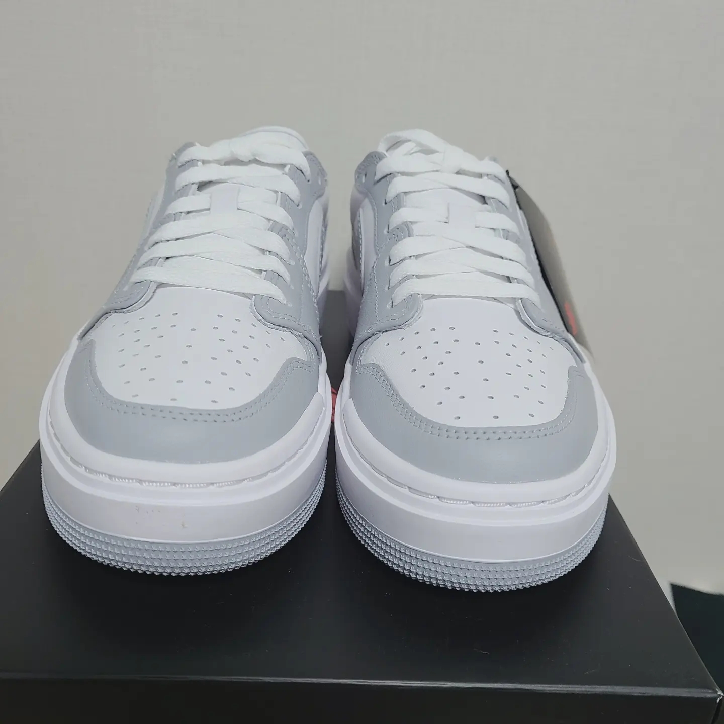 (W) Jordan 1 Elevate Low White and Wolf Grey 착용 스타일 - 4