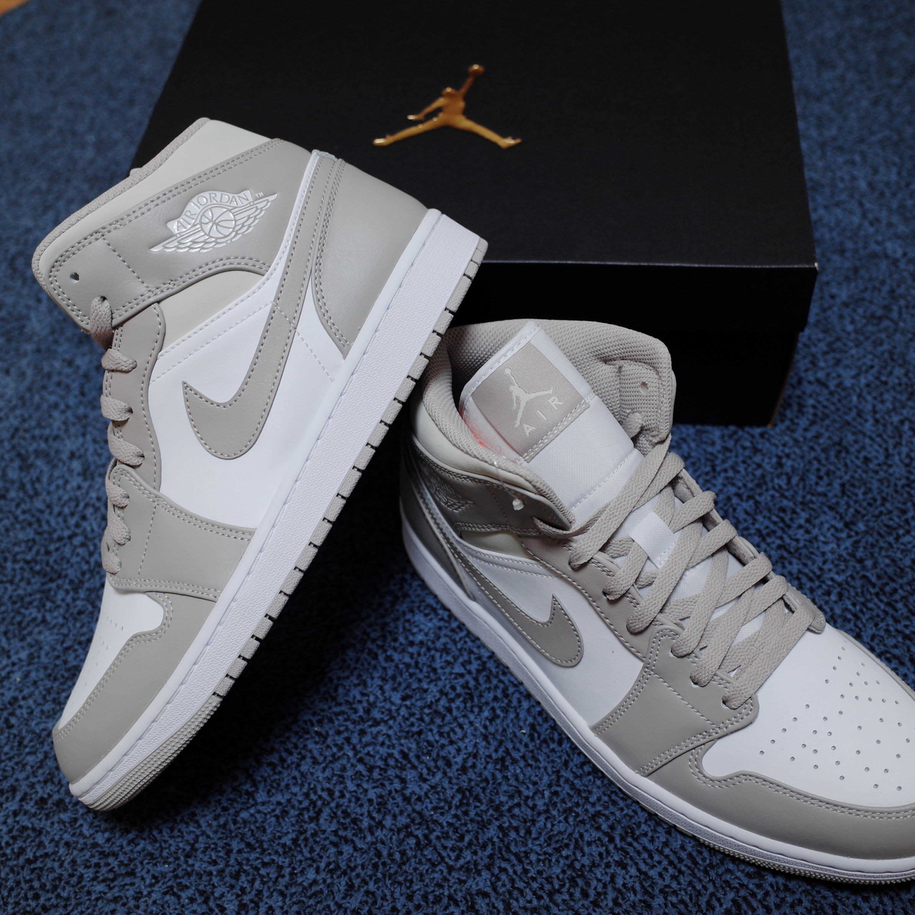 Jordan 1 Mid College Grey 착용 스타일
