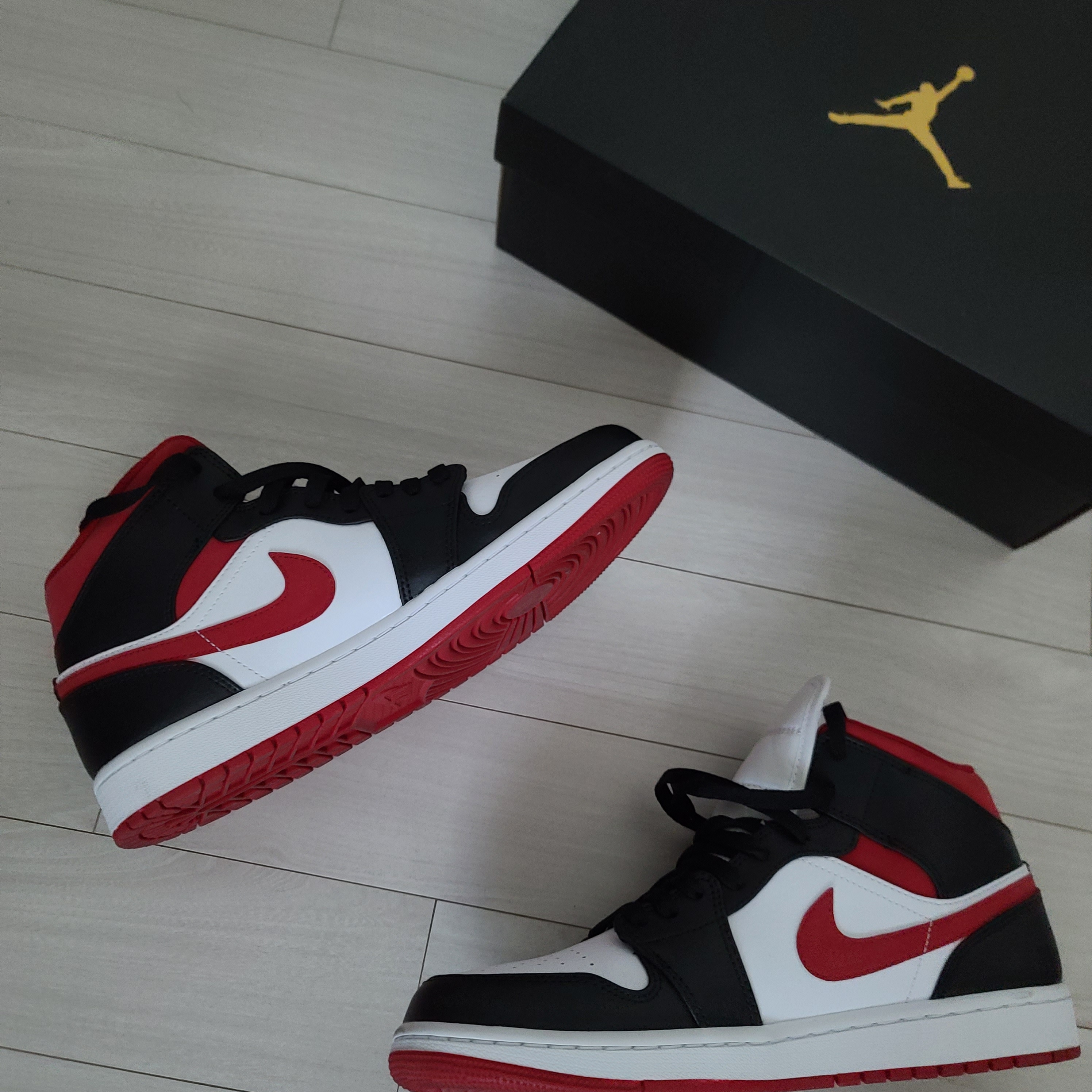 Jordan 1 Mid Gym Red Black White 착용 스타일 - 2