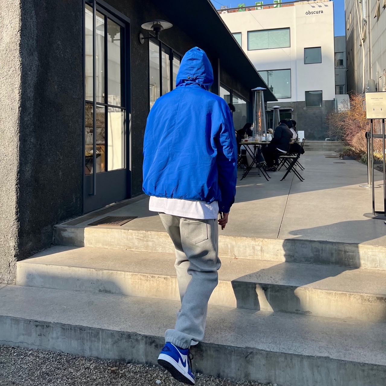 Jordan 1 Low Hyper Royal 착용 스타일 - 2