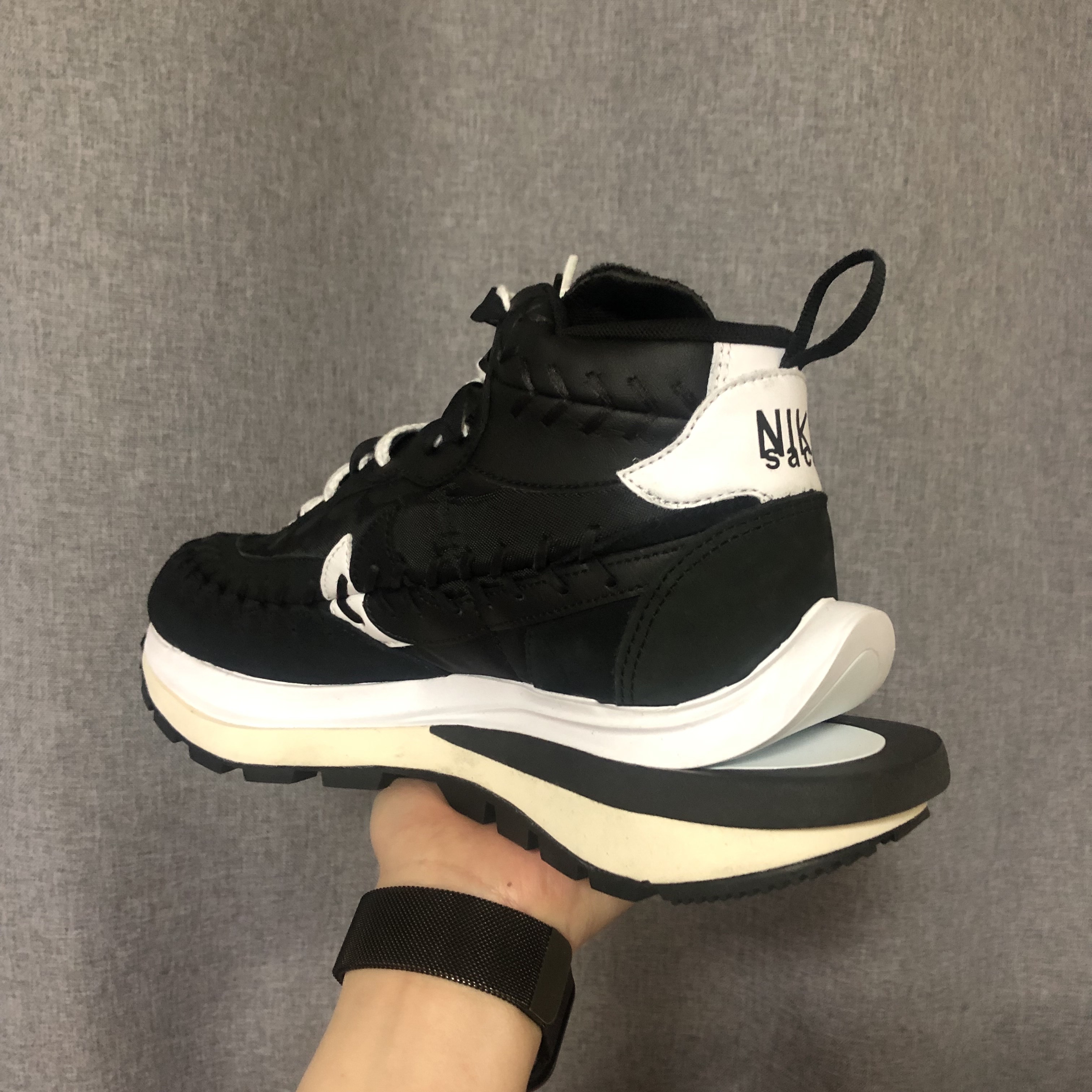 Nike x Sacai x Jean Paul Gaultier VaporWaffle Black White 착용 스타일 - 2
