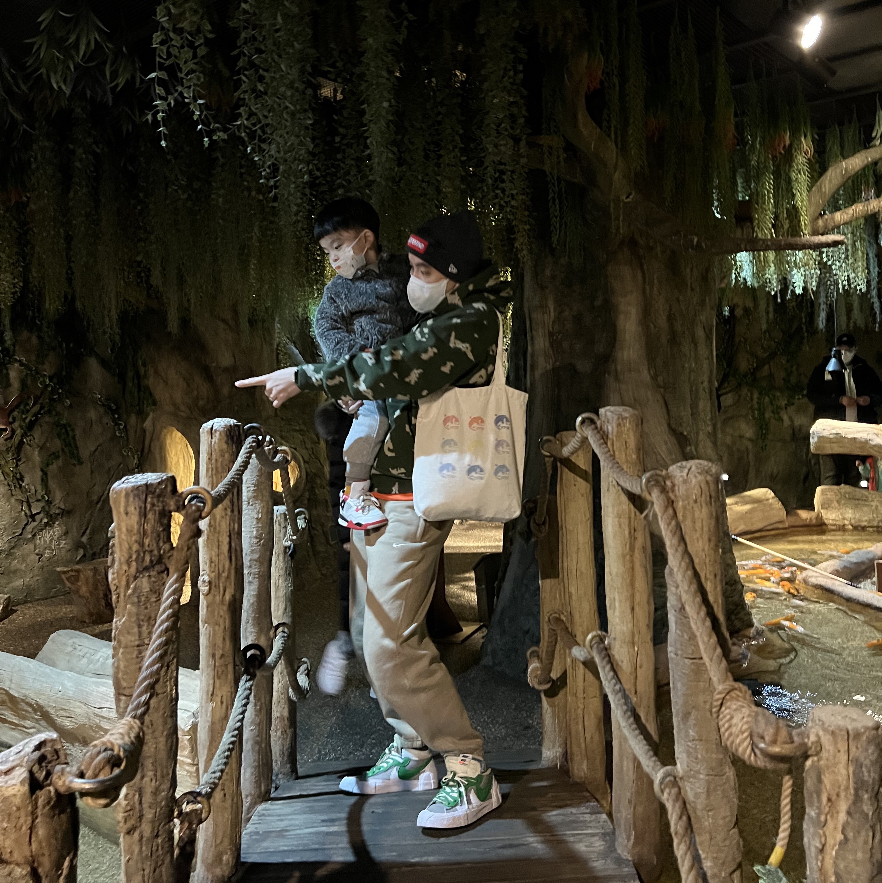 Supreme Box Logo Hooded Sweatshirt Olive Russian Camo - 21FW, Supreme New Era Box Logo Beanie Charcoal - 21FW 착용 스타일 - 1