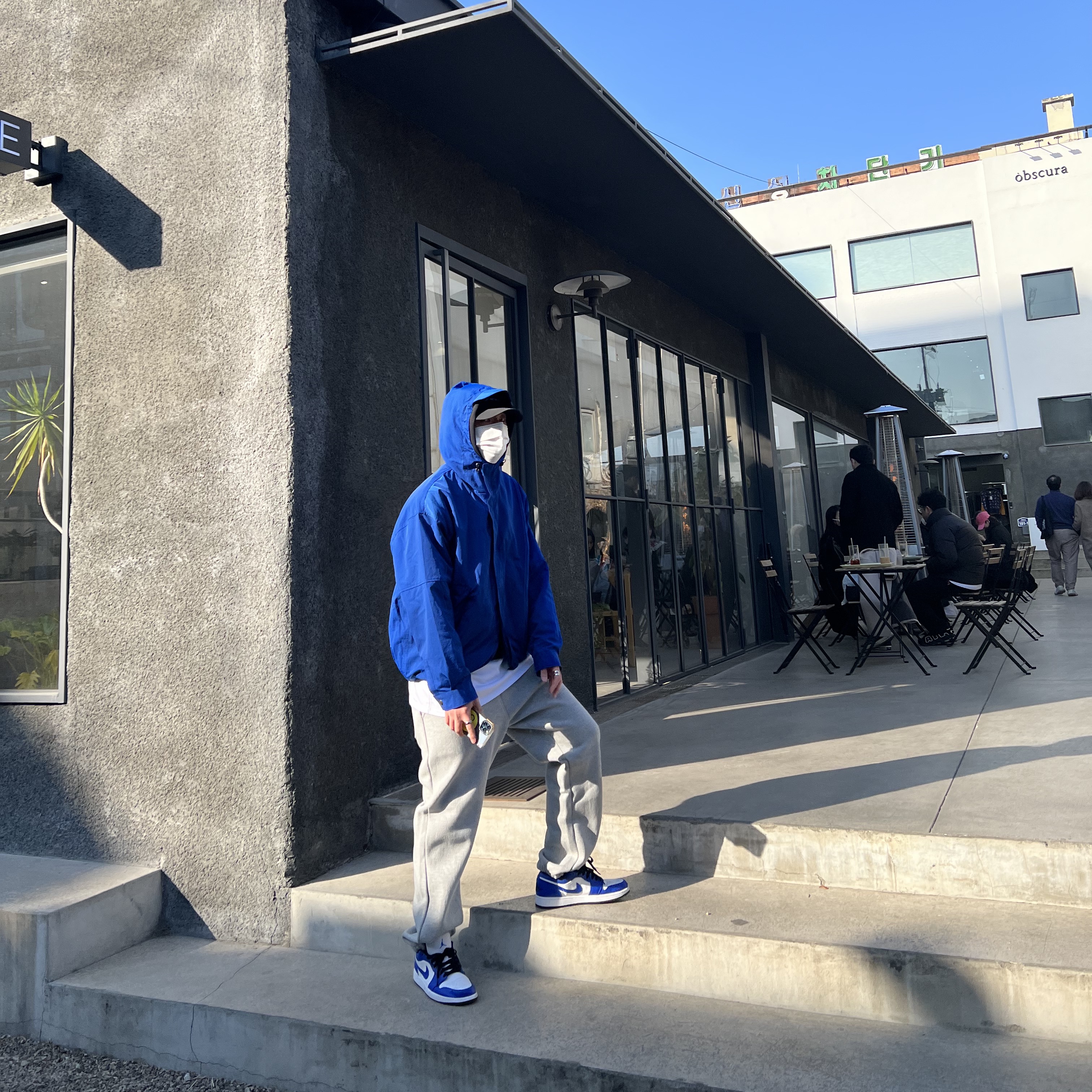 Jordan 1 Low Hyper Royal 착용 스타일 - 3