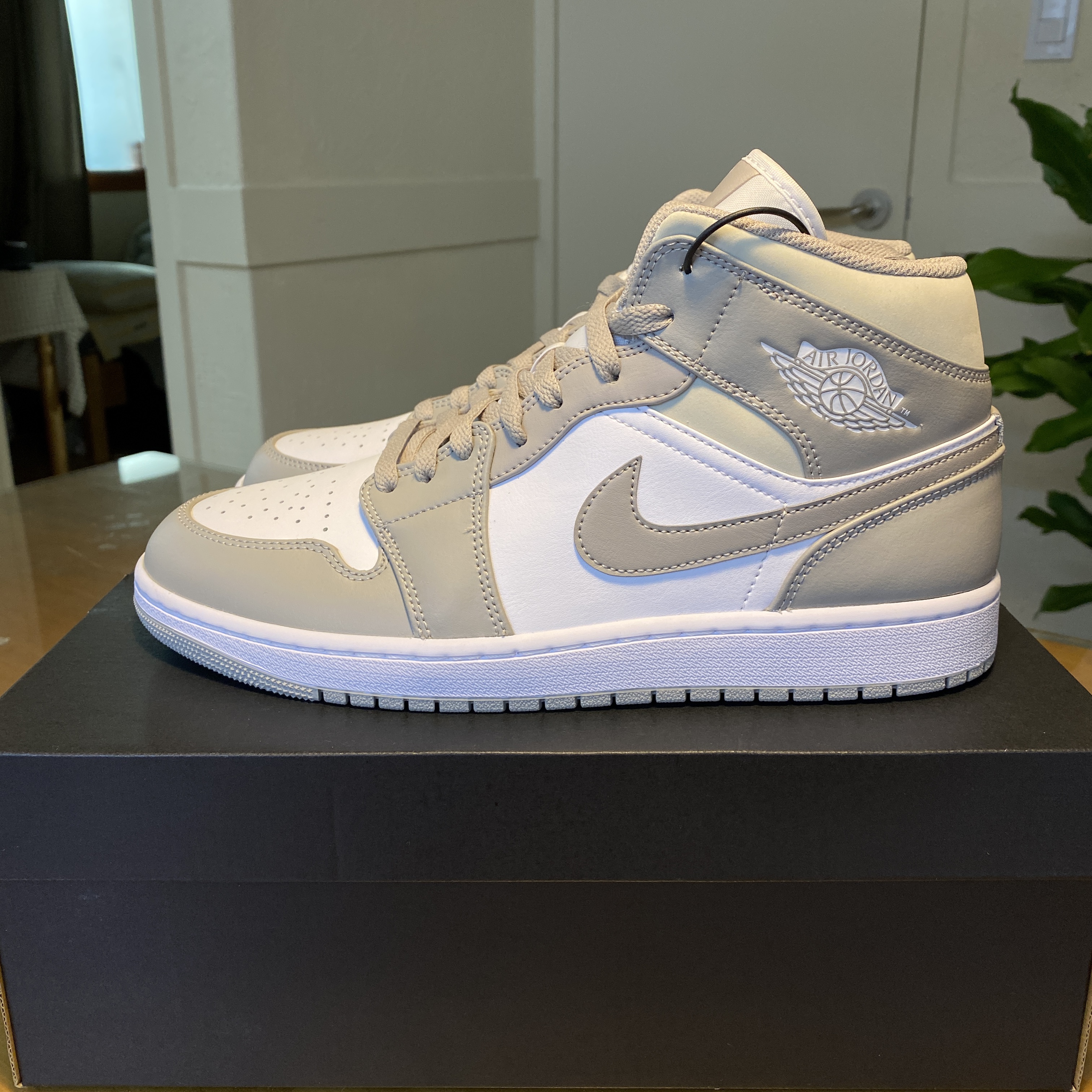 Jordan 1 Mid College Grey 착용 스타일
