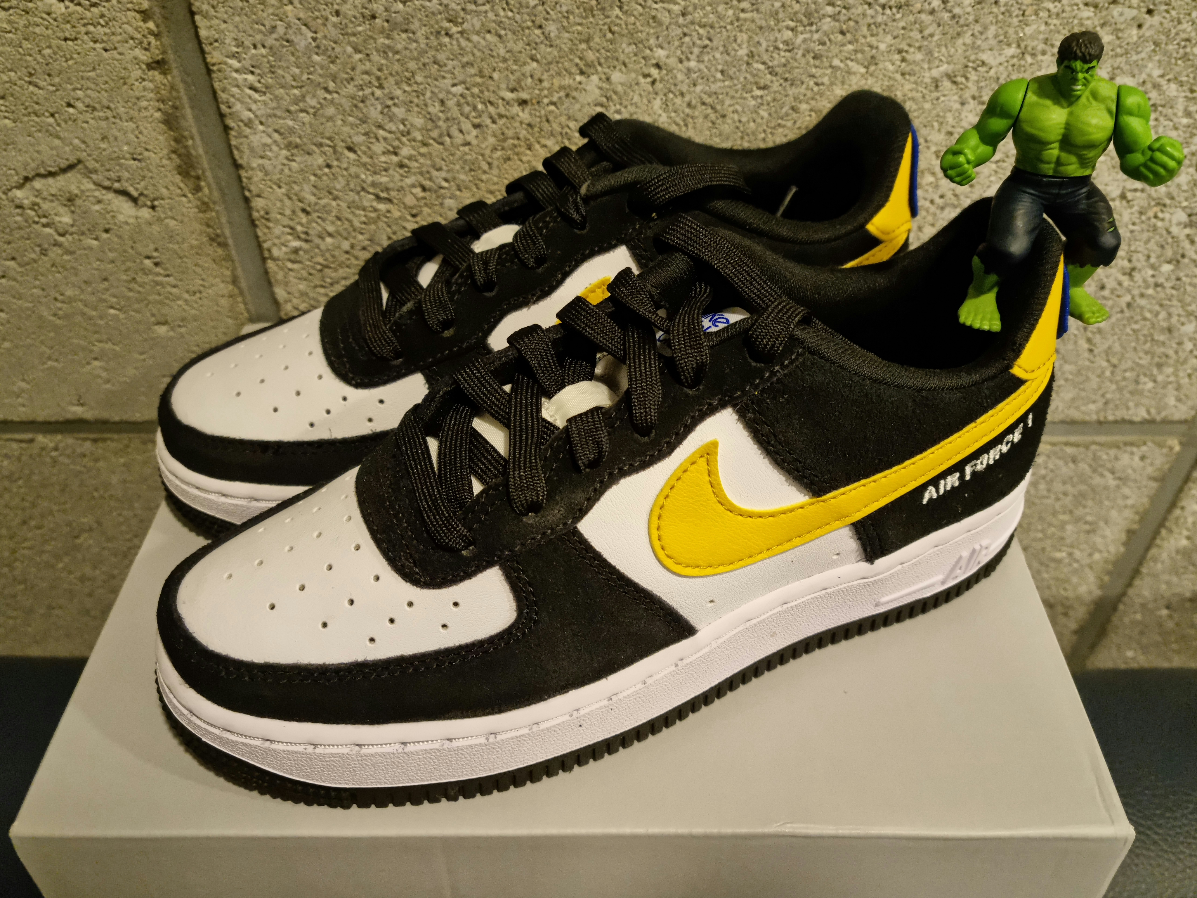 (GS) Nike Air Force 1 LV8 Athletic Club Black Dark Sulfur 착용 스타일 - 1