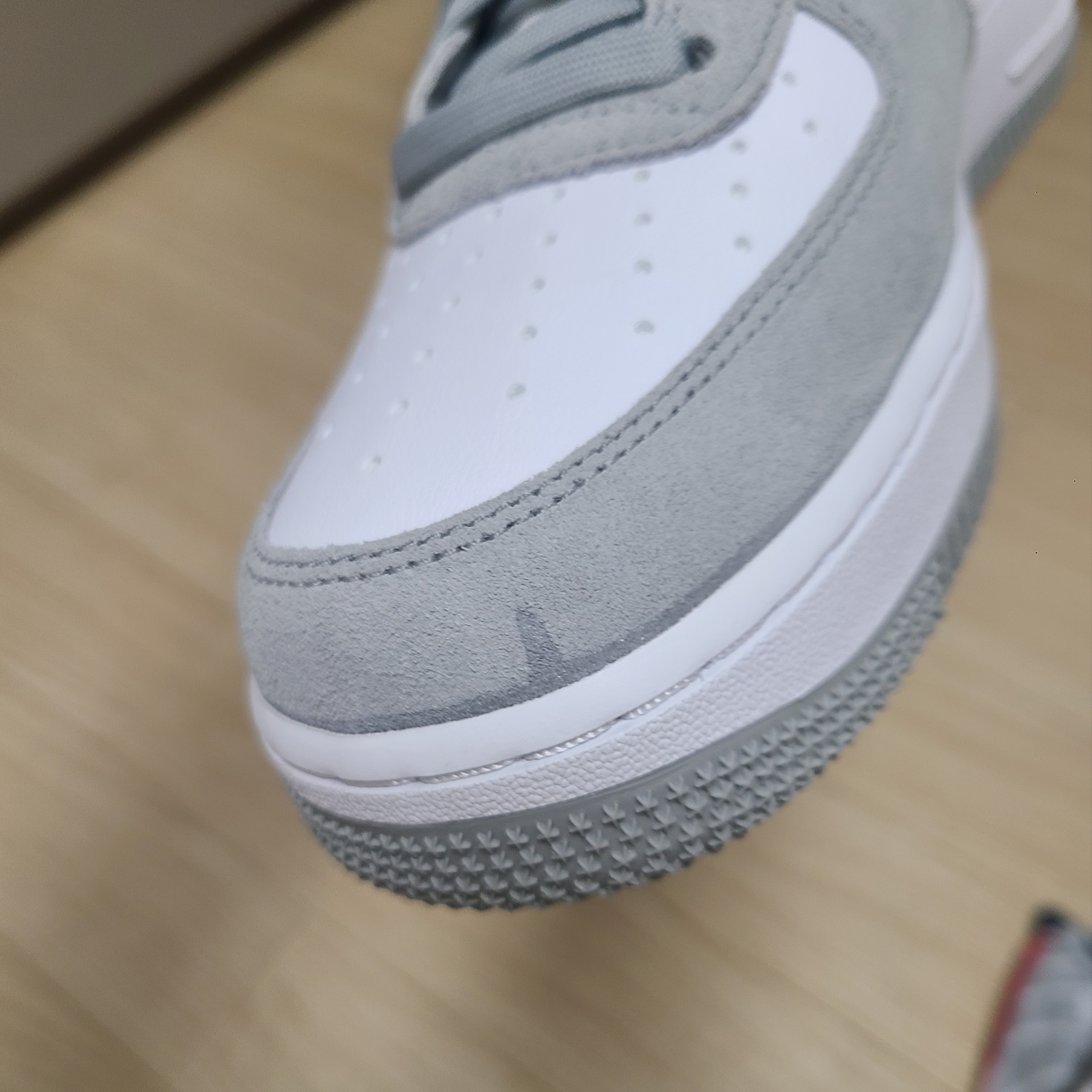 Nike Air Force 1 '07 LV8 Athletic Club Light Smoke Grey Marina 착용 스타일 - 1
