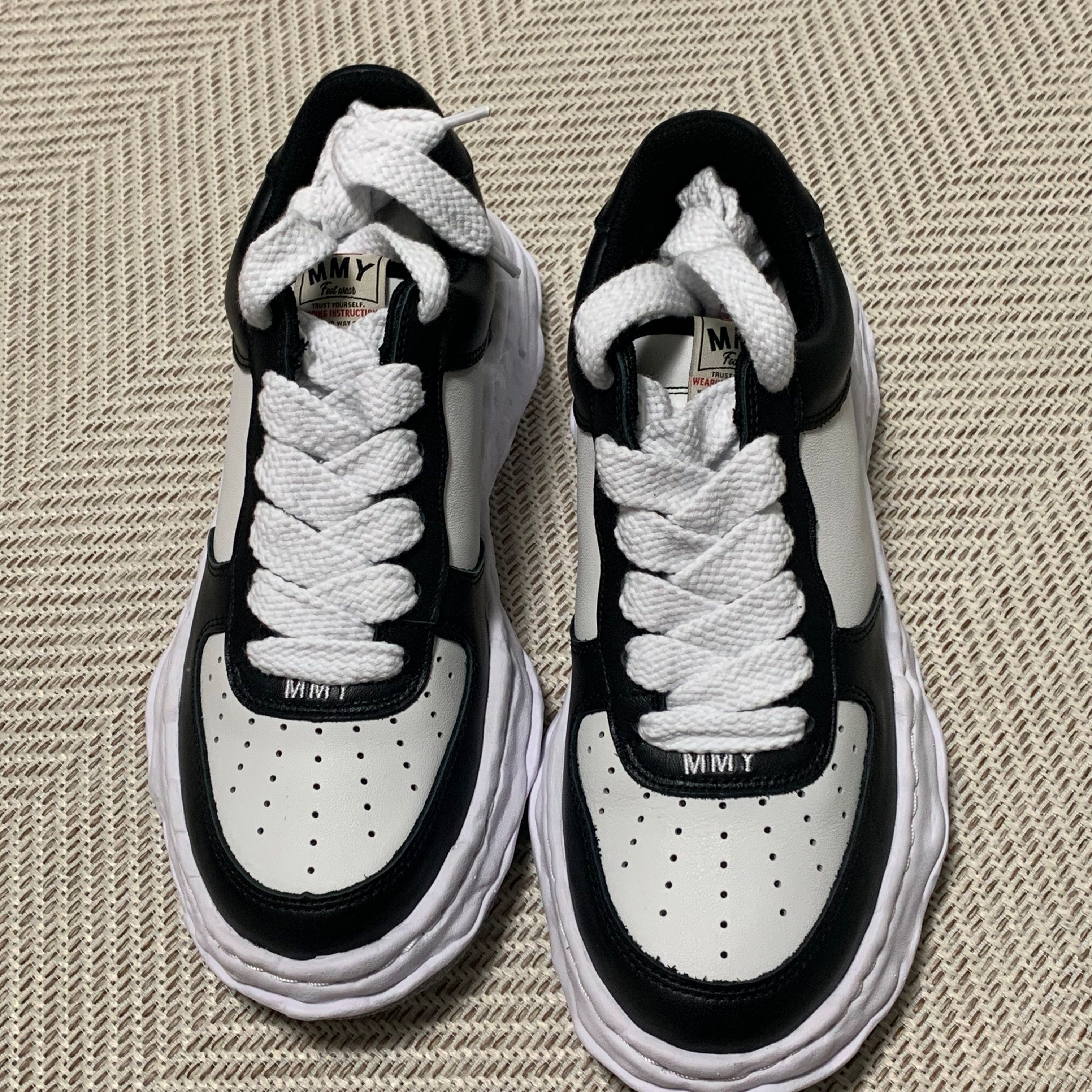 Maison Mihara Yasuhiro Wayne OG Sole Leather Low-top Sneakers Black White 착용 스타일 - 1