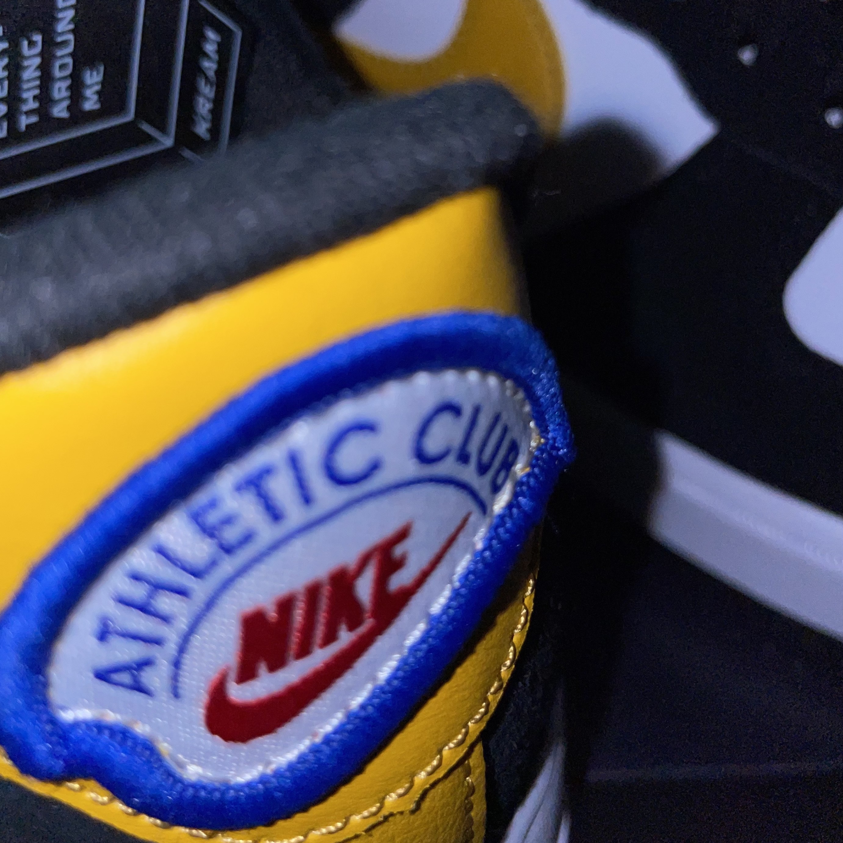 Nike Air Force 1 '07 LV8 Athletic Club Black Dark Sulfur 착용 스타일 - 1