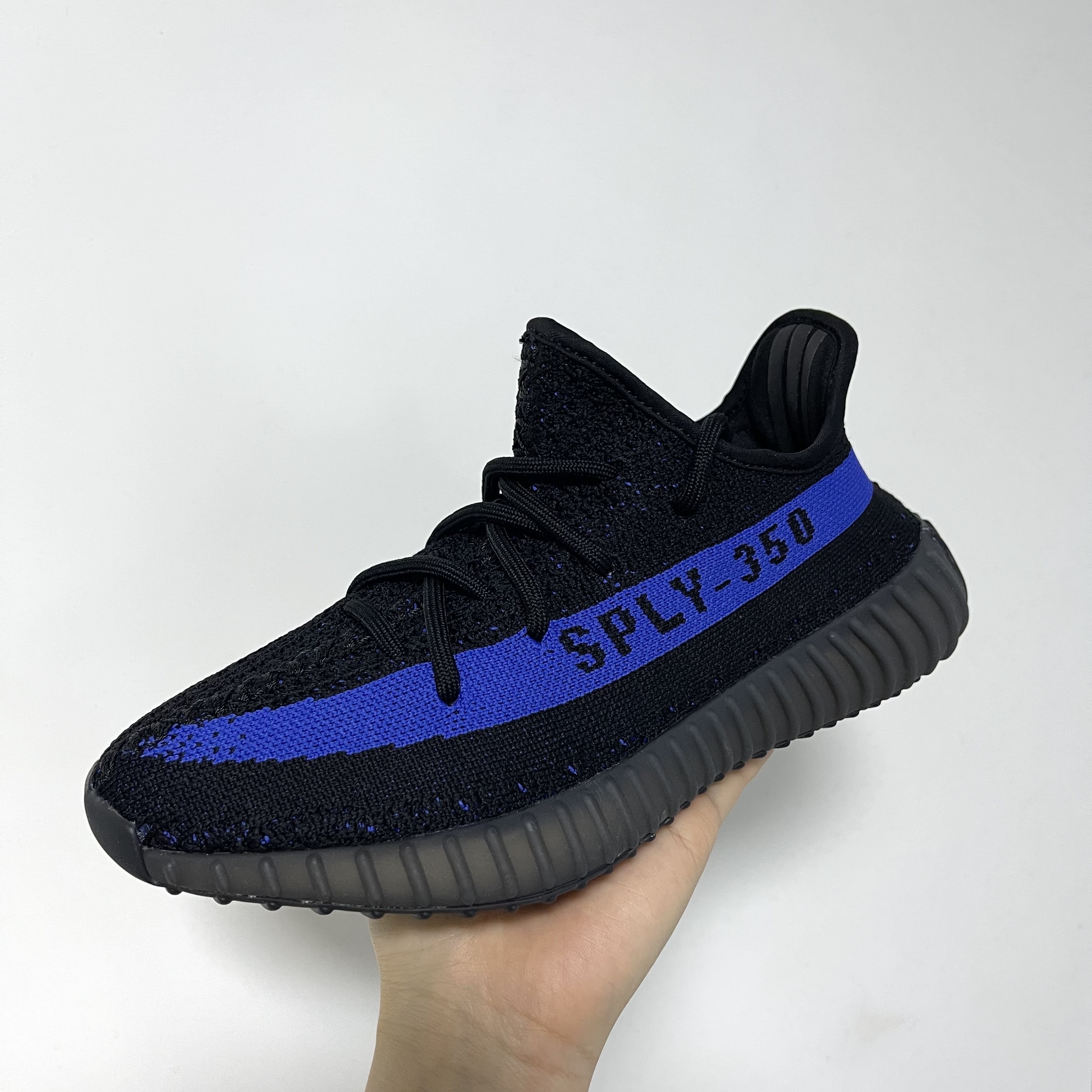 Adidas Yeezy Boost 350 V2 Dazzling Blue 착용 스타일