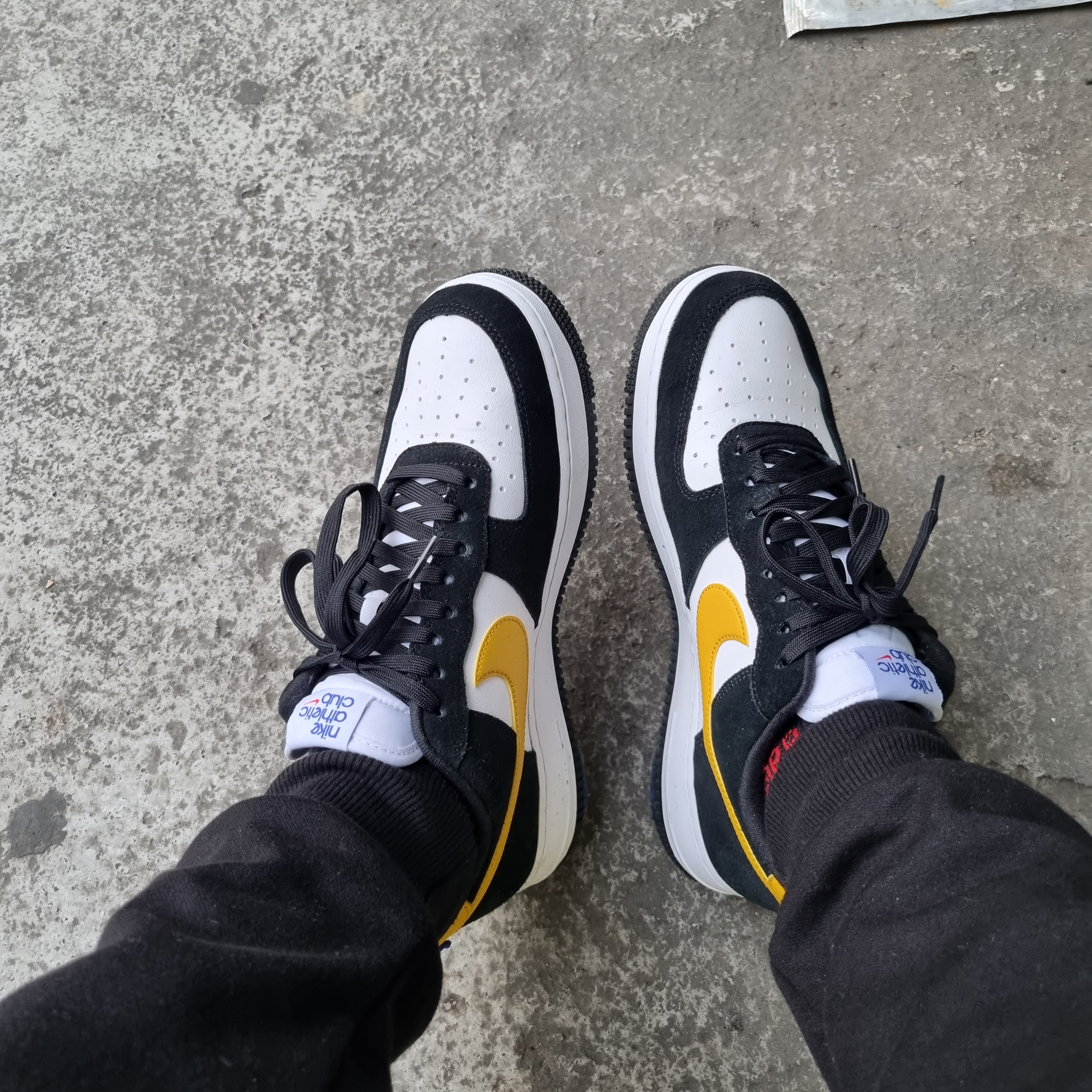 Nike Air Force 1 '07 LV8 Athletic Club Black Dark Sulfur 착용 스타일