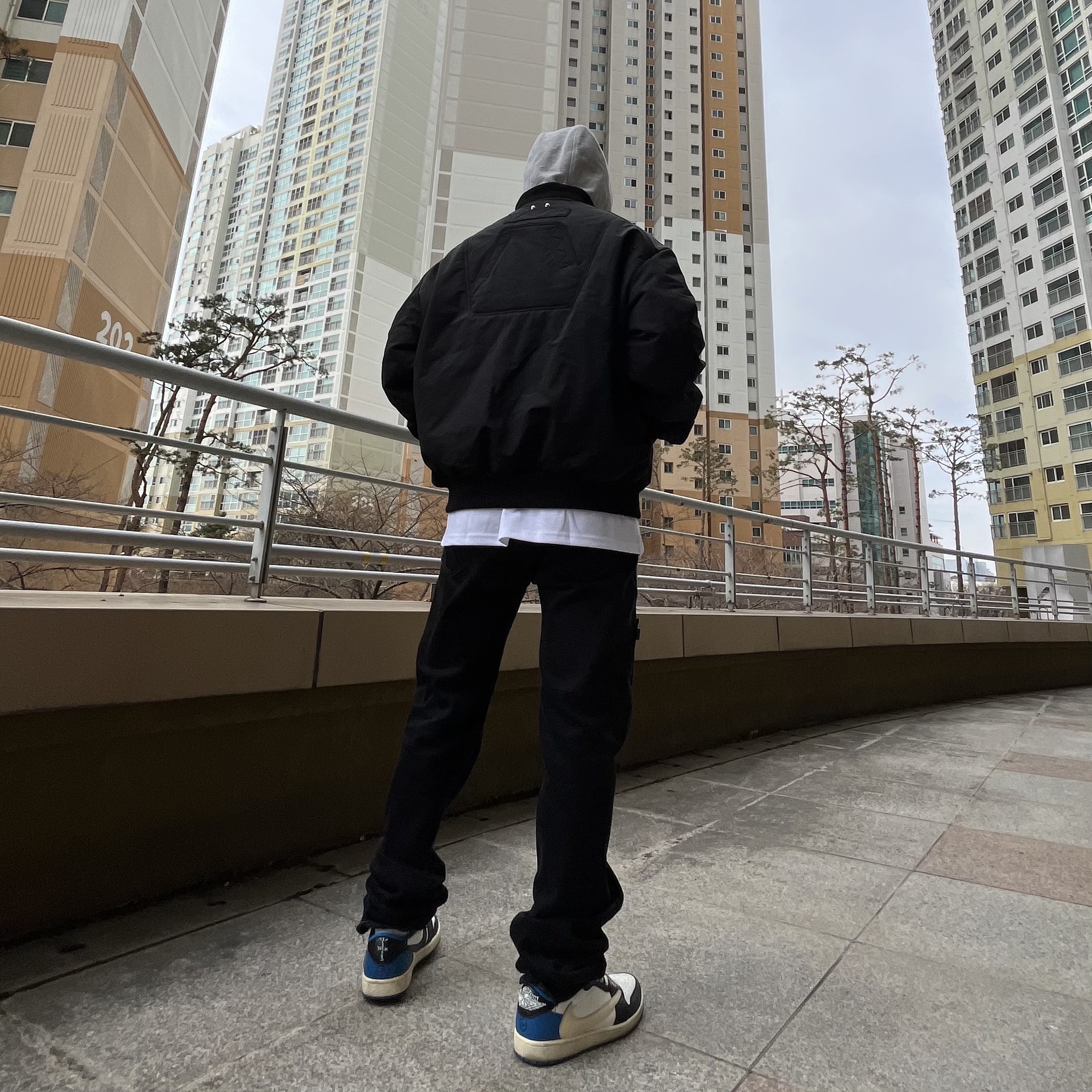 Jordan 1 x Travis Scott x Fragment Retro Low OG SP Military Blue, Nike M NRG Hoodie Grey Heather 착용 스타일 - 2