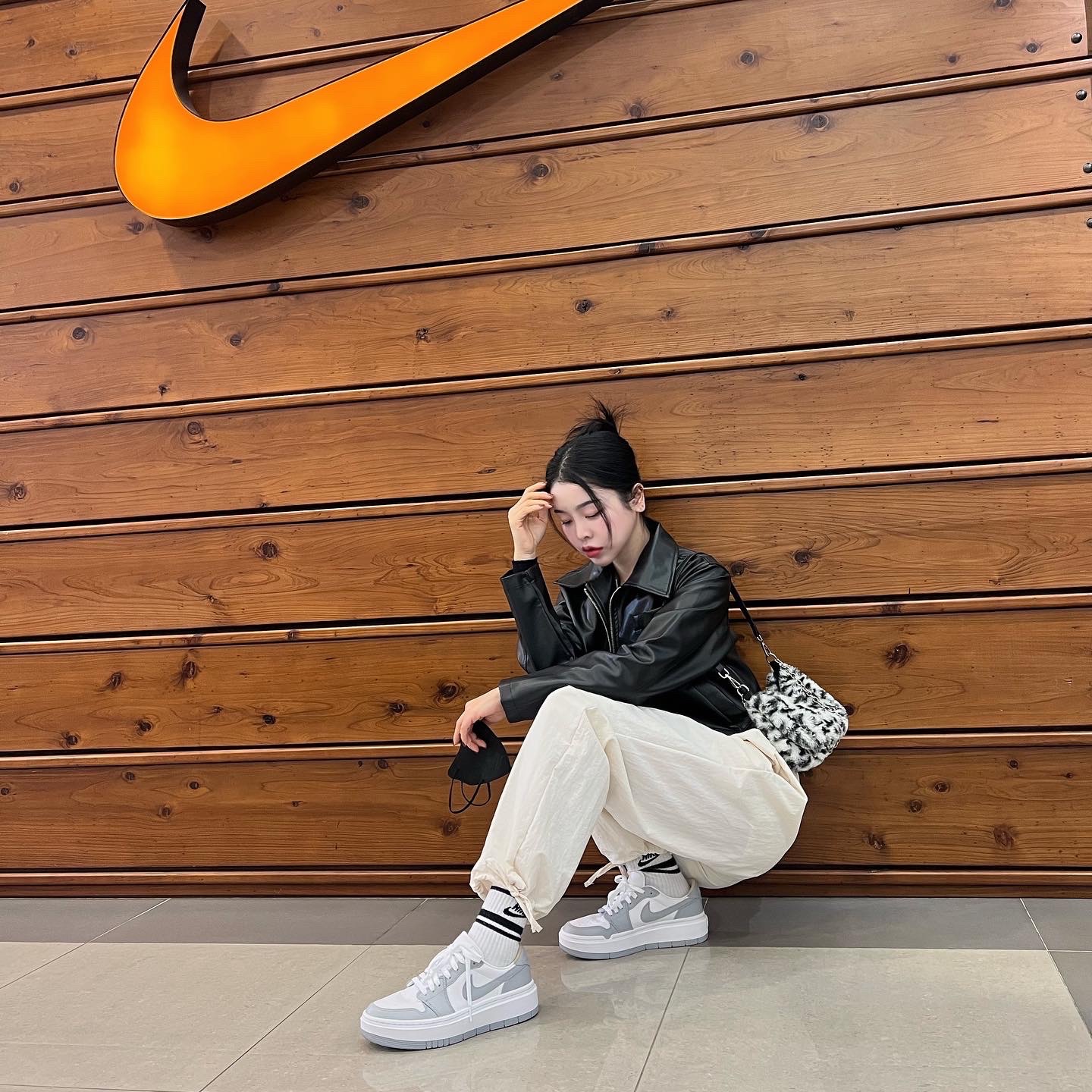 (W) Jordan 1 Elevate Low White and Wolf Grey 착용 스타일 - 2