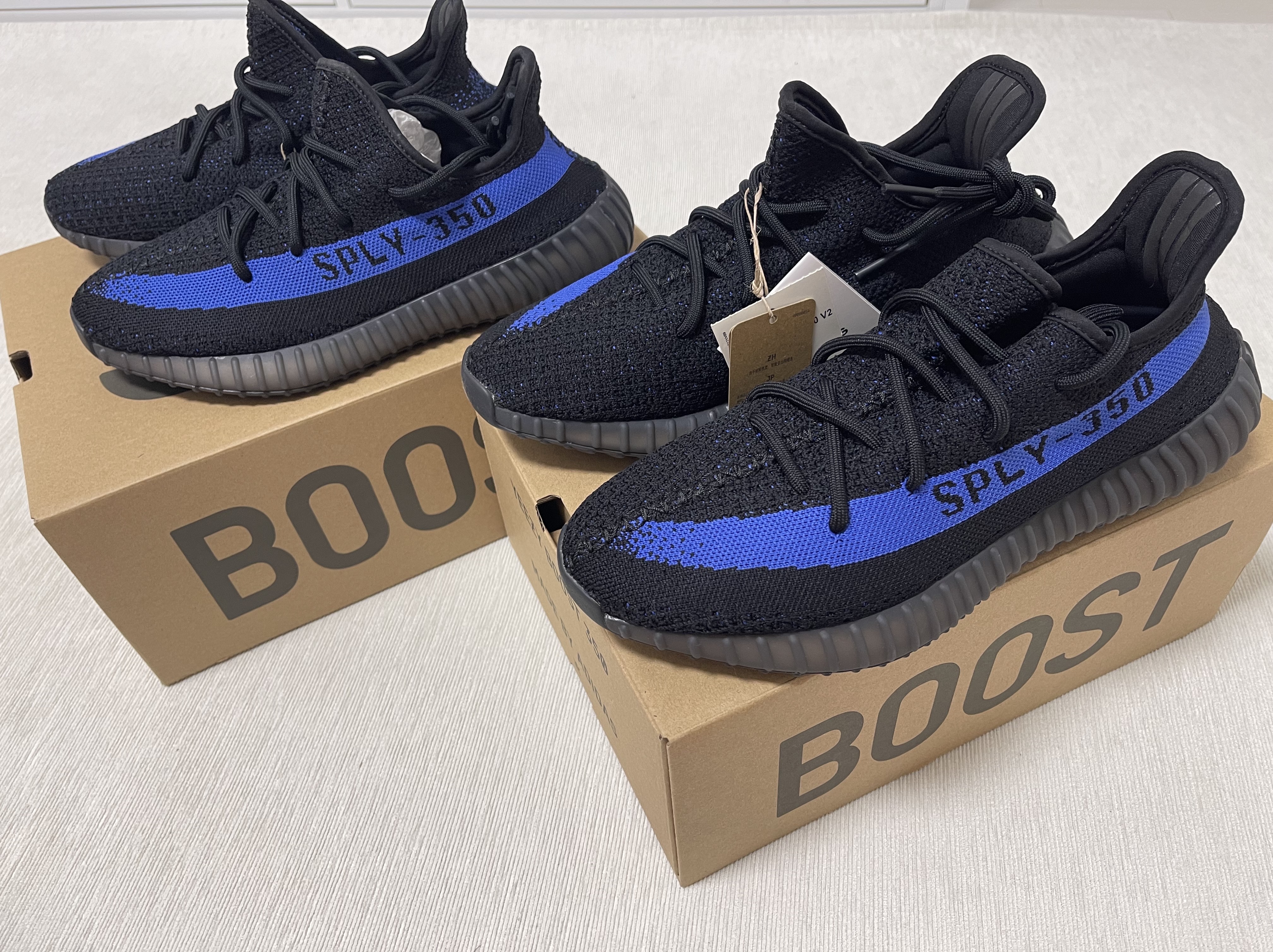Adidas Yeezy Boost 350 V2 Dazzling Blue 착용 스타일
