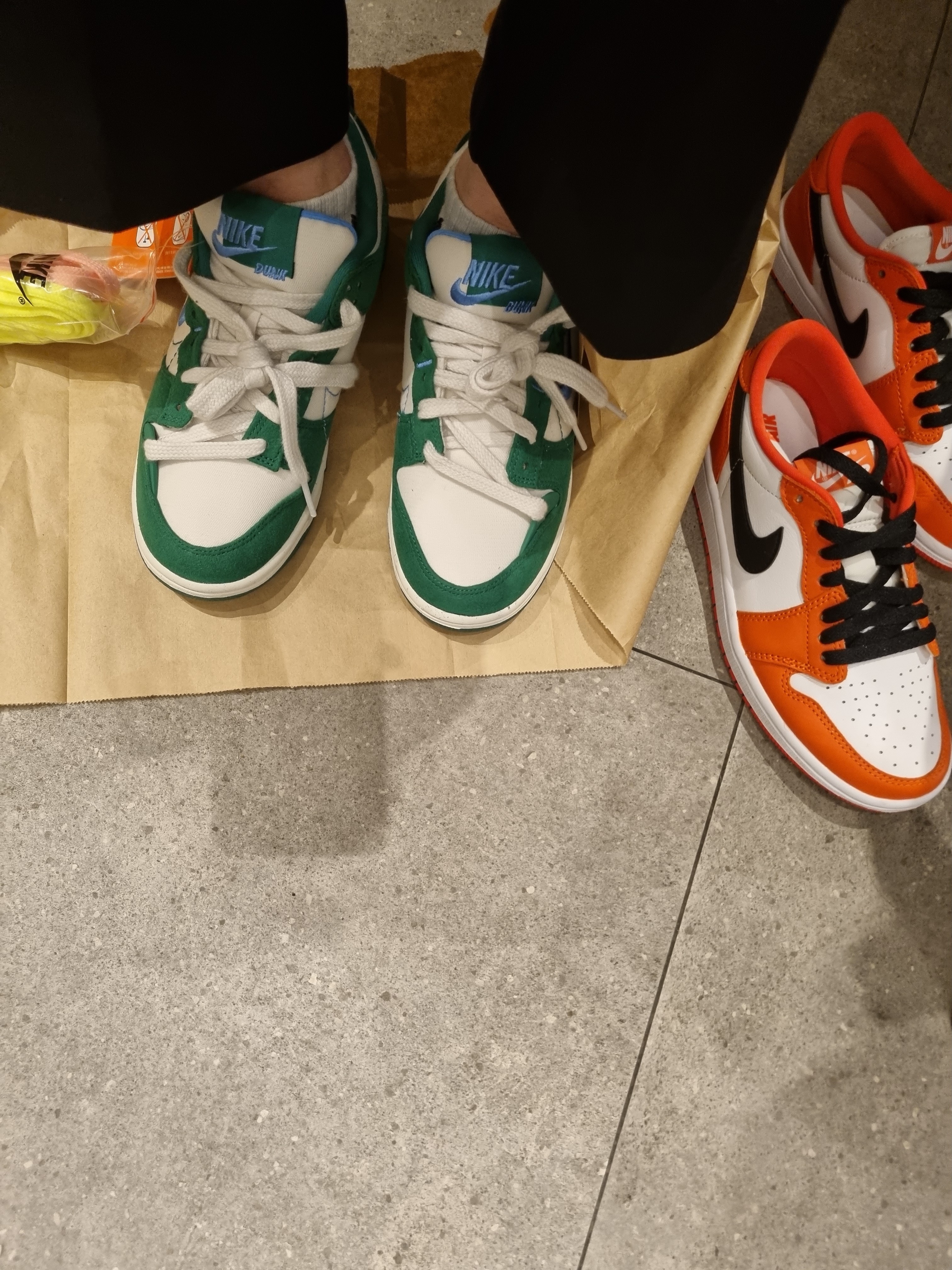 (W) Jordan 1 Low OG Starfish, (W) Nike Dunk Low Disrupt 2 Phantom University Blue 착용 스타일 - 3