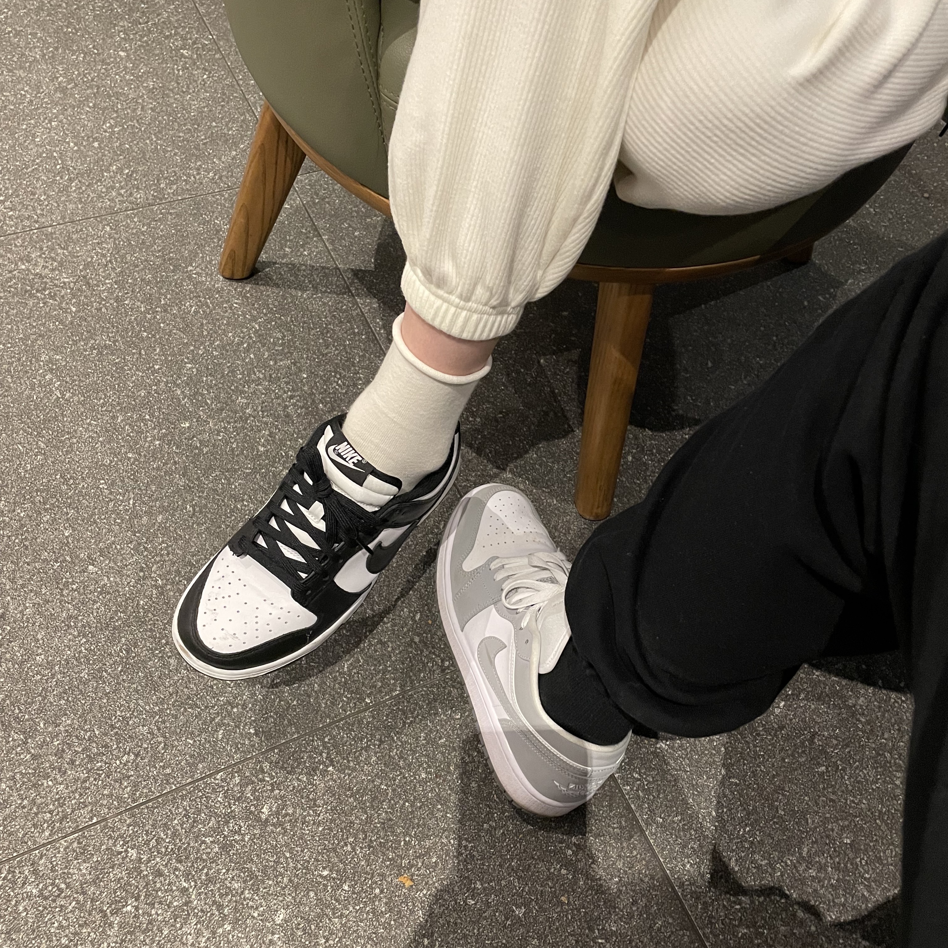 (W) Jordan 1 Low White Wolf Grey, (W) Nike Dunk Low Black 착용 스타일