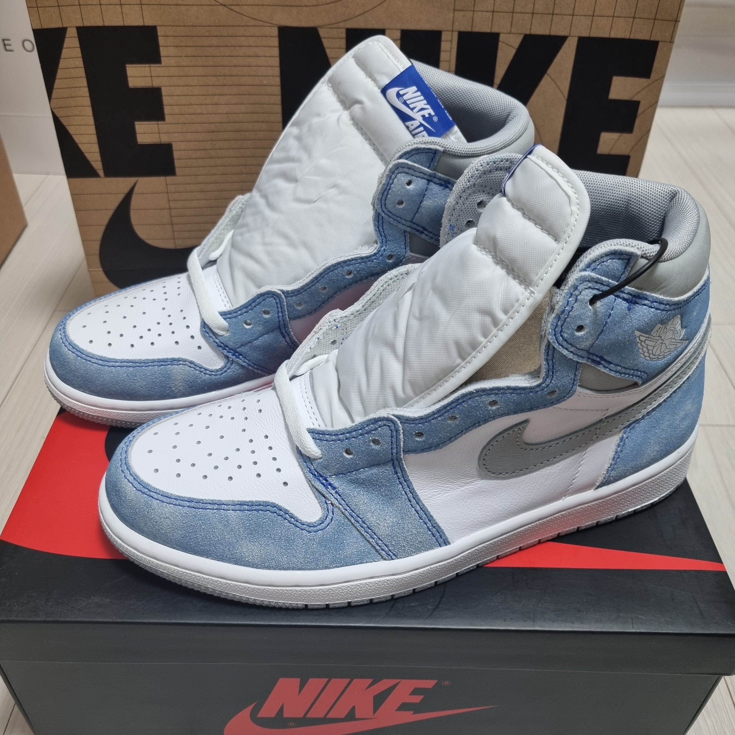 Jordan 1 Retro High OG Hyper Royal 착용 스타일