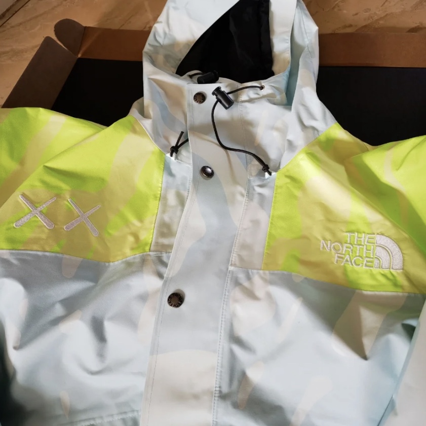 The North Face x Kaws Retro 1986 Mountain Jacket Ice Blue 착용 스타일 - 2