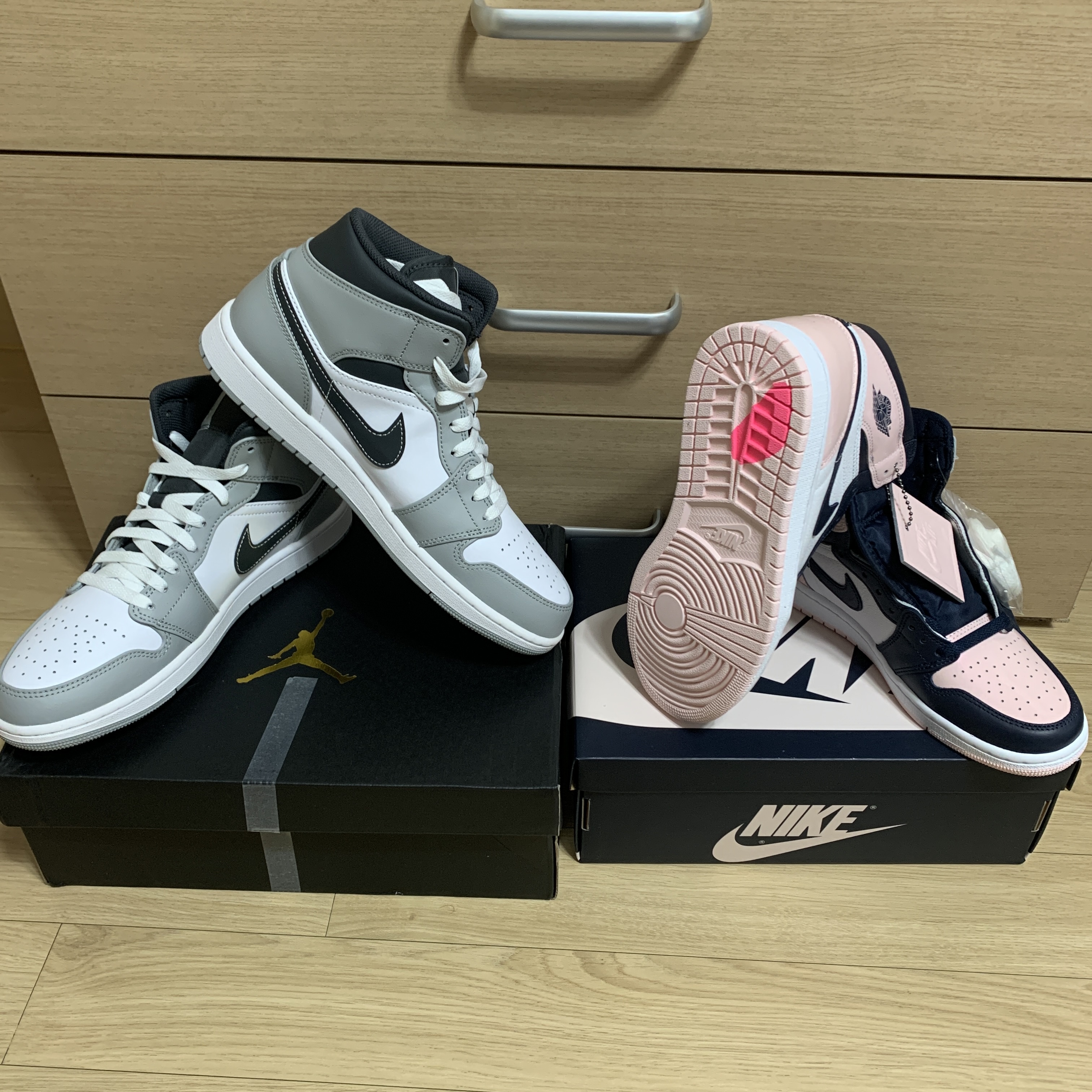 (W) Jordan 1 Retro High OG Atmosphere, Jordan 1 Mid Light Smoke Grey Anthracite 착용 스타일