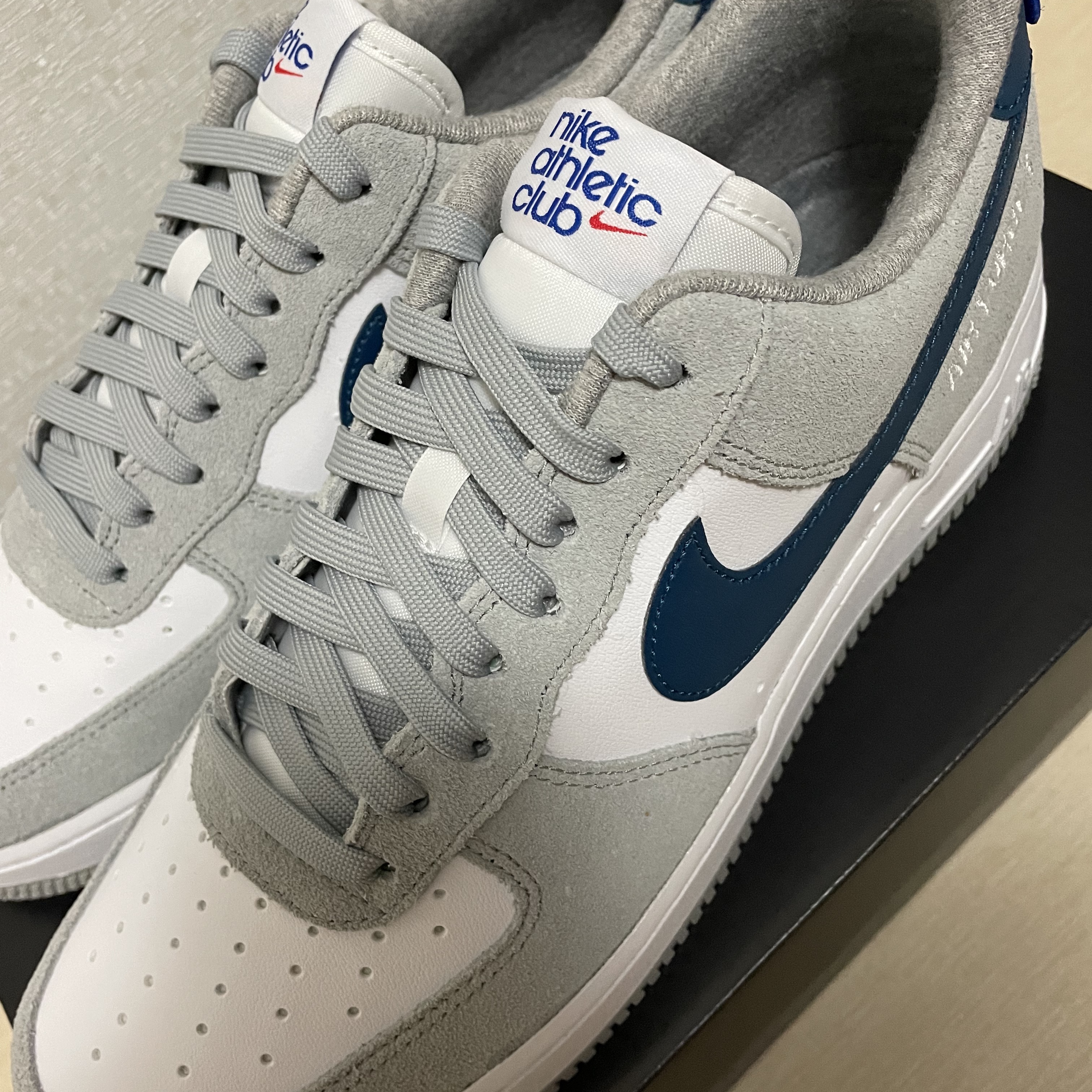 Nike Air Force 1 '07 LV8 Athletic Club Light Smoke Grey Marina 착용 스타일 - 5