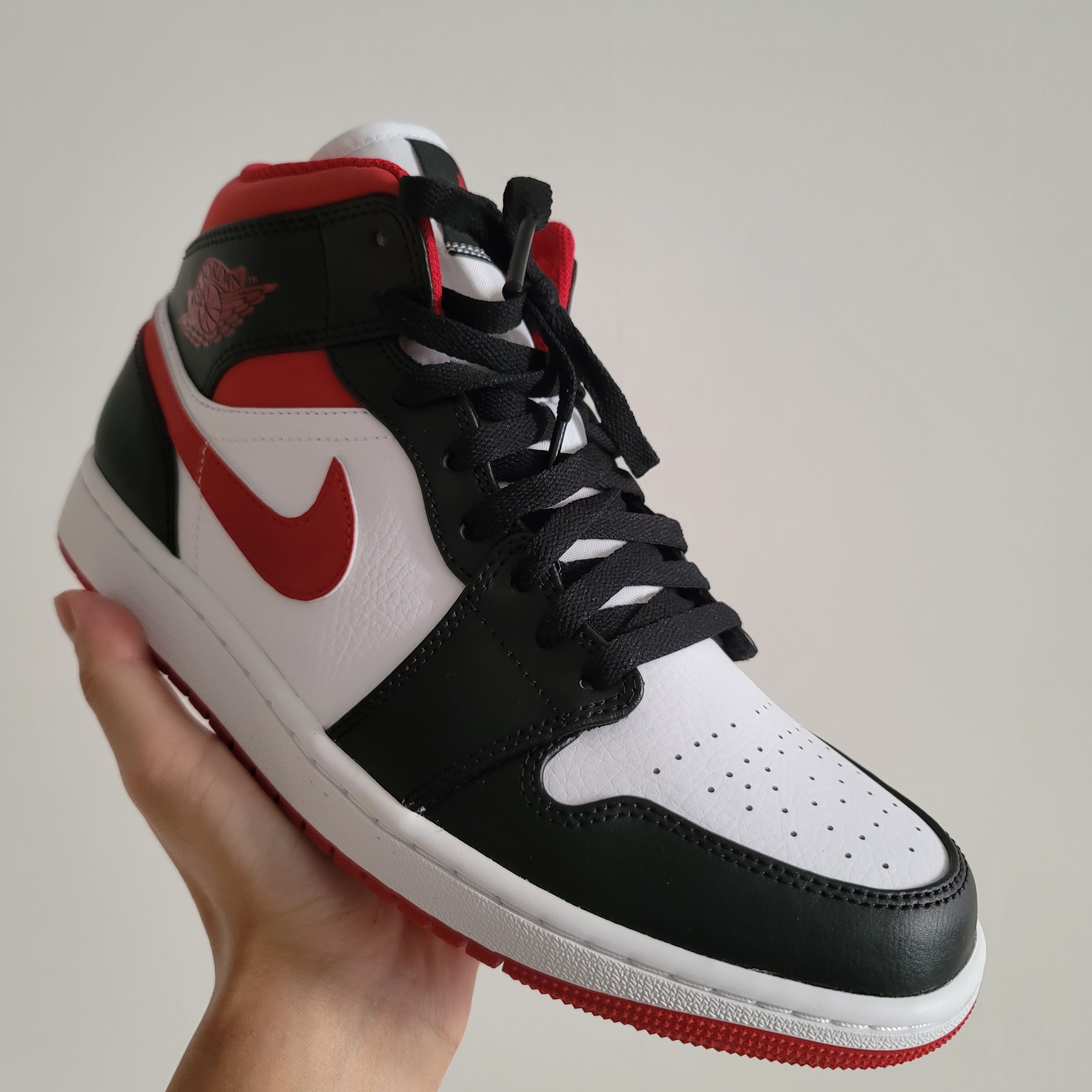 Jordan 1 Mid Gym Red Black White 착용 스타일 - 1