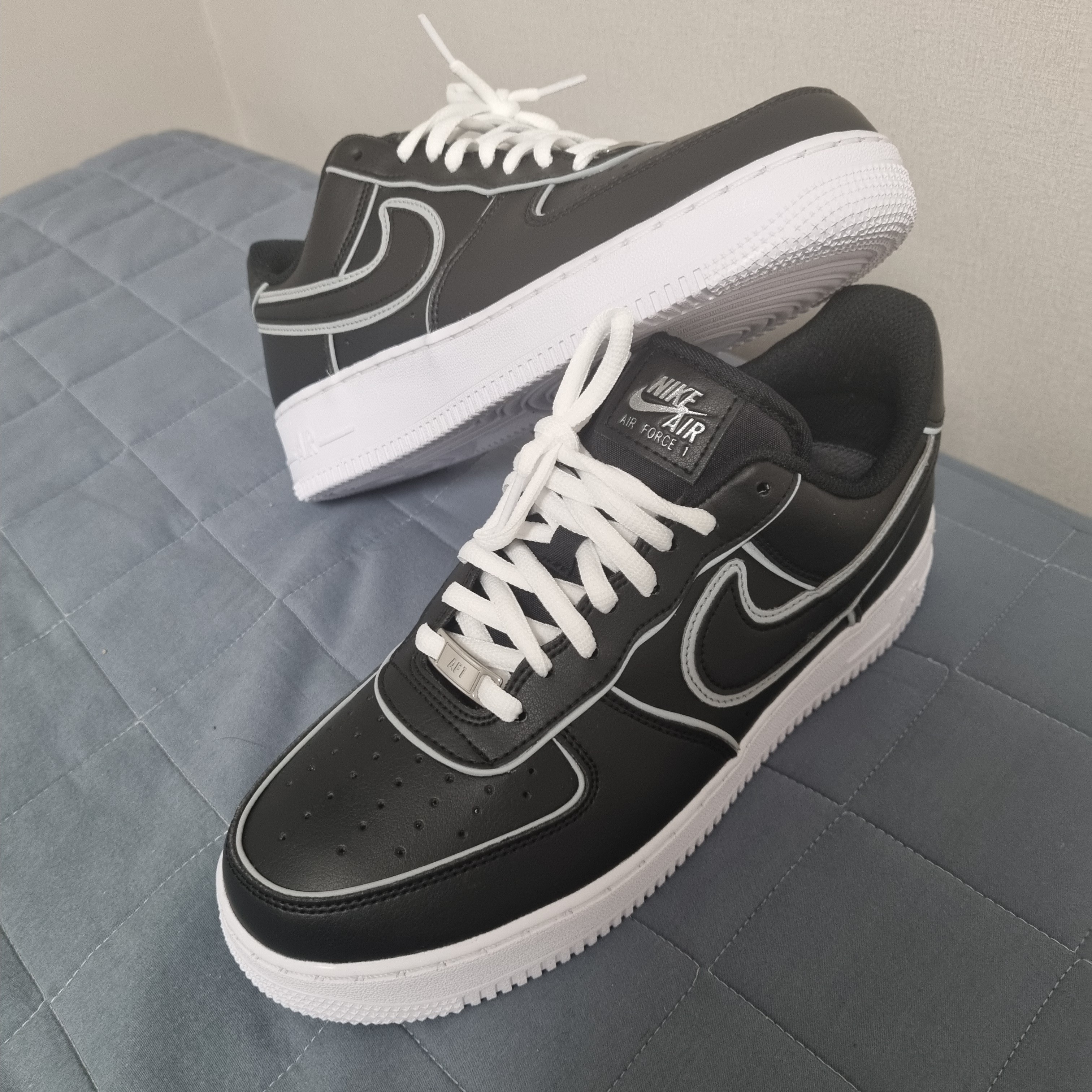 Nike Air Force 1 '07 LV8 Black White 착용 스타일 - 1