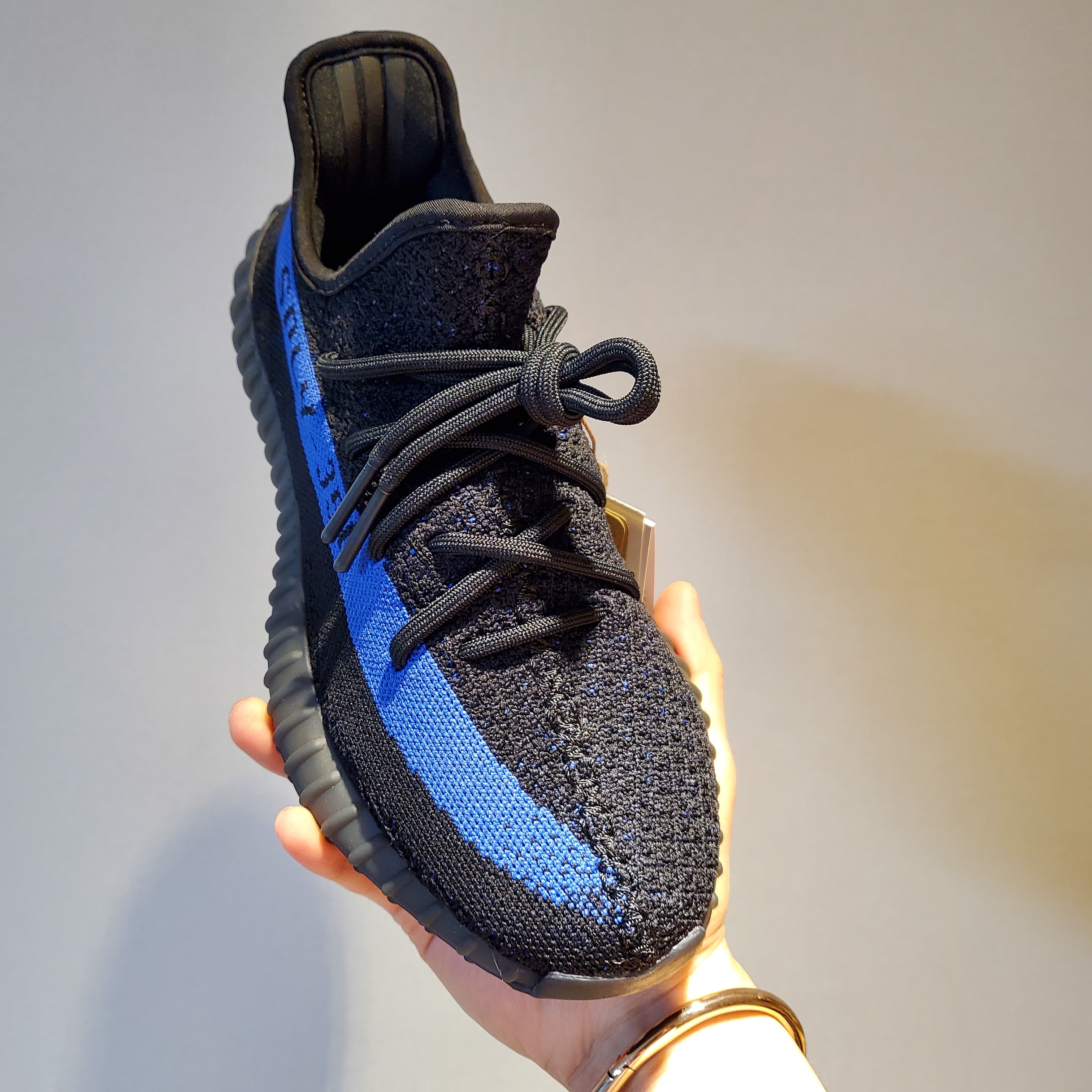 Adidas Yeezy Boost 350 V2 Dazzling Blue 착용 스타일