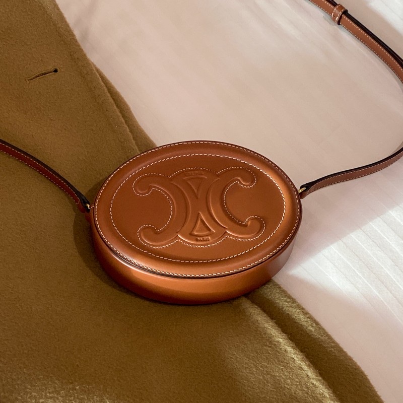 Celine Crossbody Oval Purse Cuir Triomphe in Smooth Calfskin Tan 착용 스타일