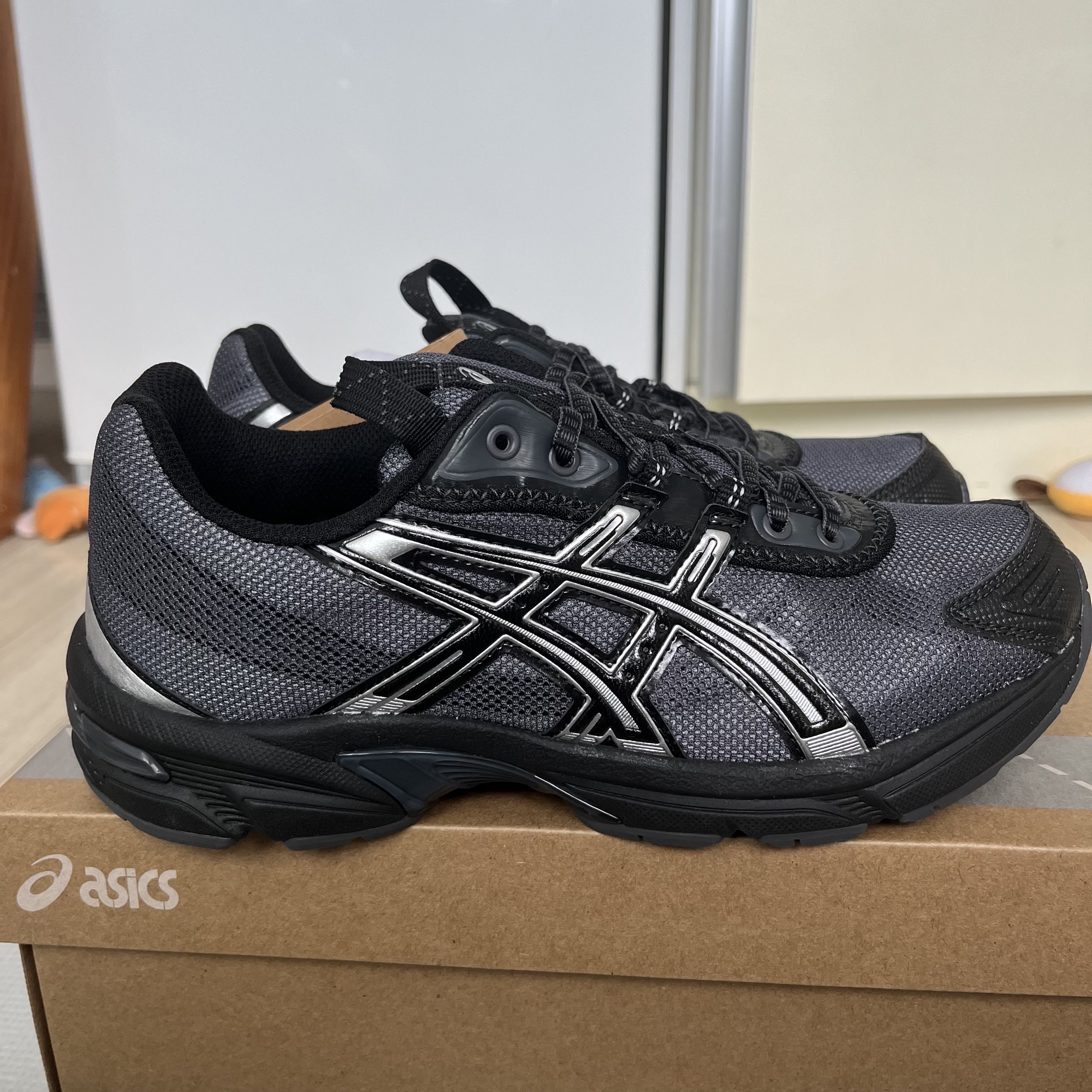 Asics UB2-S Gel-1130 Asphalt Pure Silver 착용 스타일 - 1