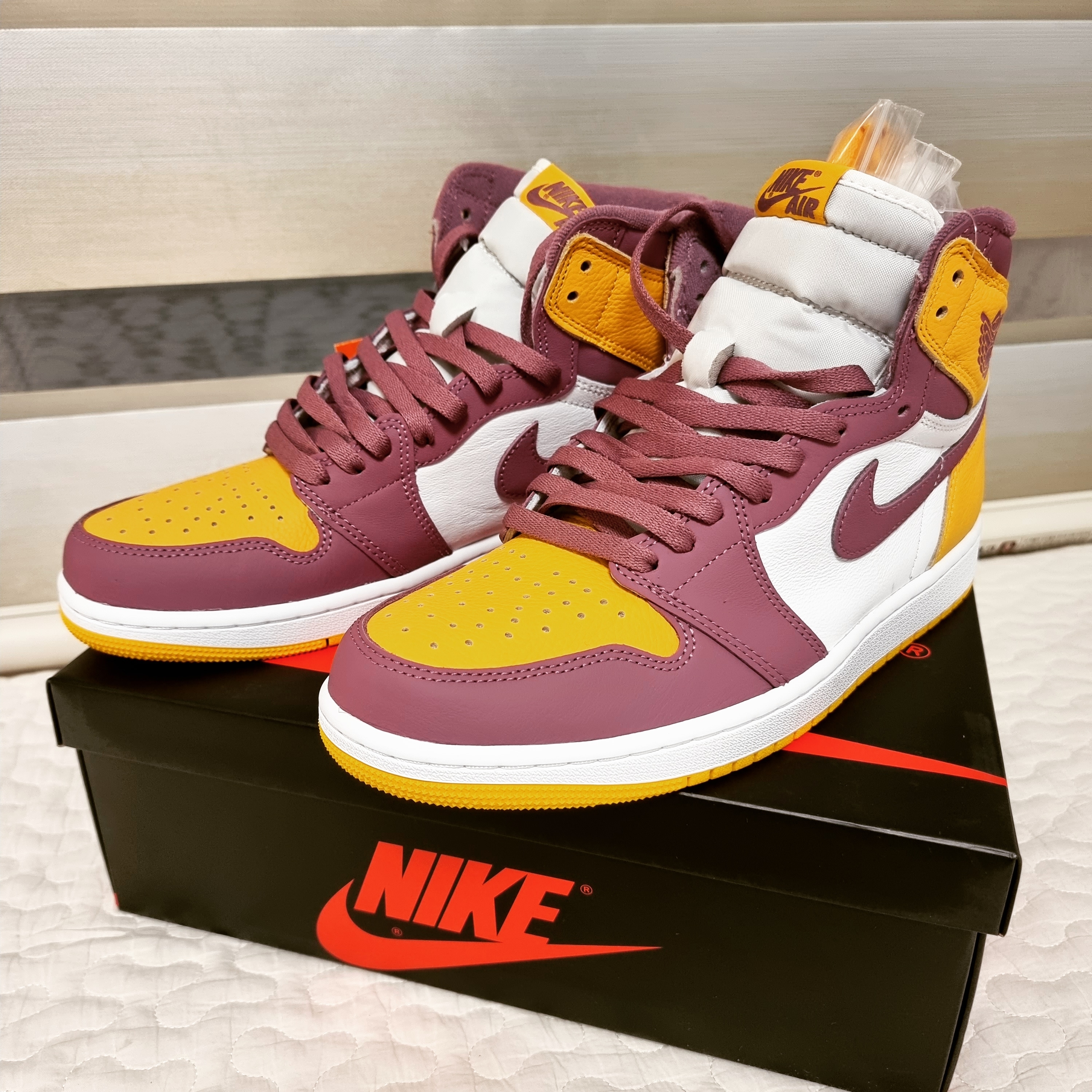 Jordan 1 Retro High OG University Gold Light Bordeaux 착용 스타일