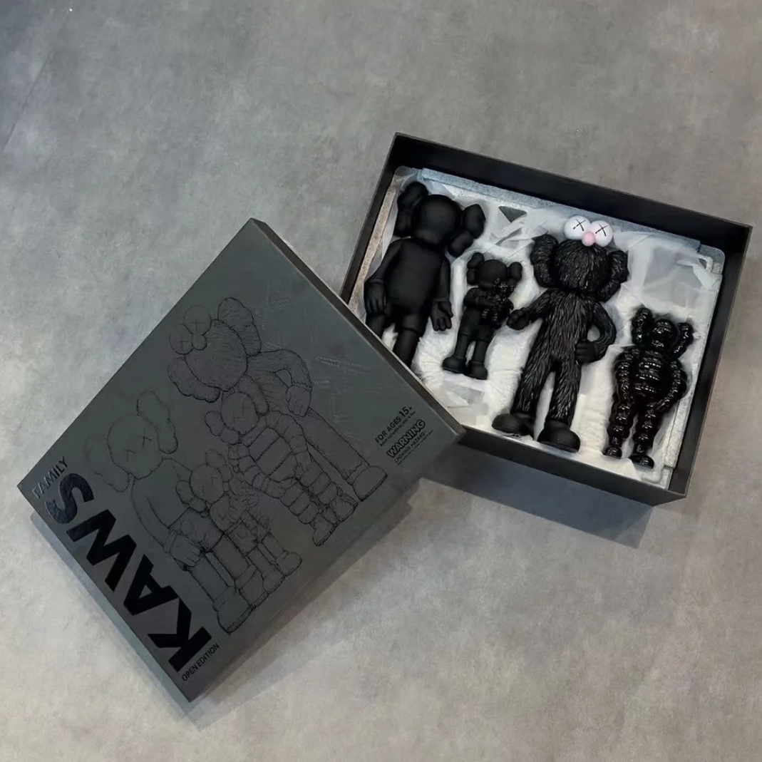 Kaws Family Vinyl Figure Black 착용 스타일 - 1