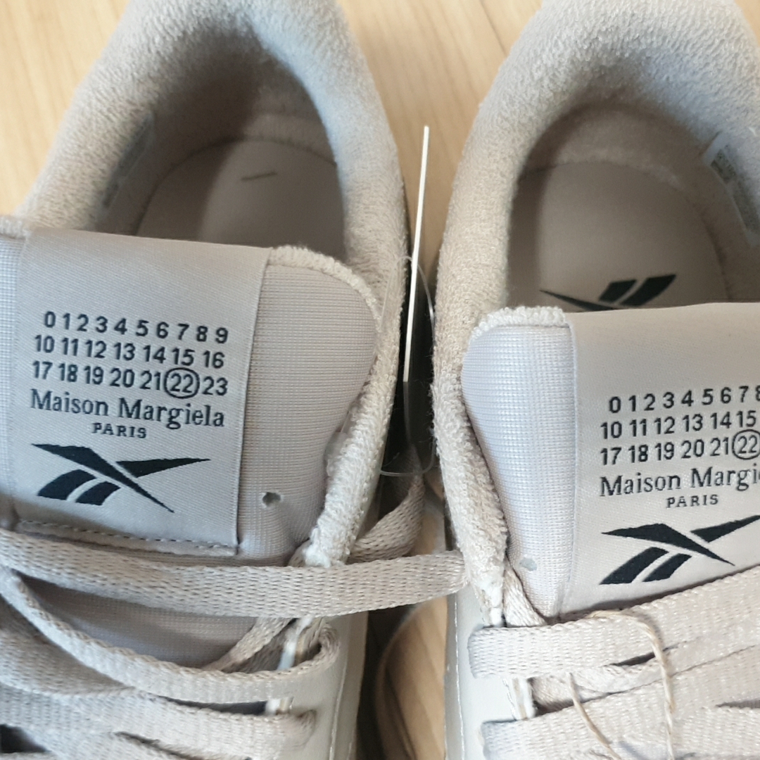 Reebok x Maison Margiela Classic Leather Tabi Shoes Beige 착용 스타일 - 3