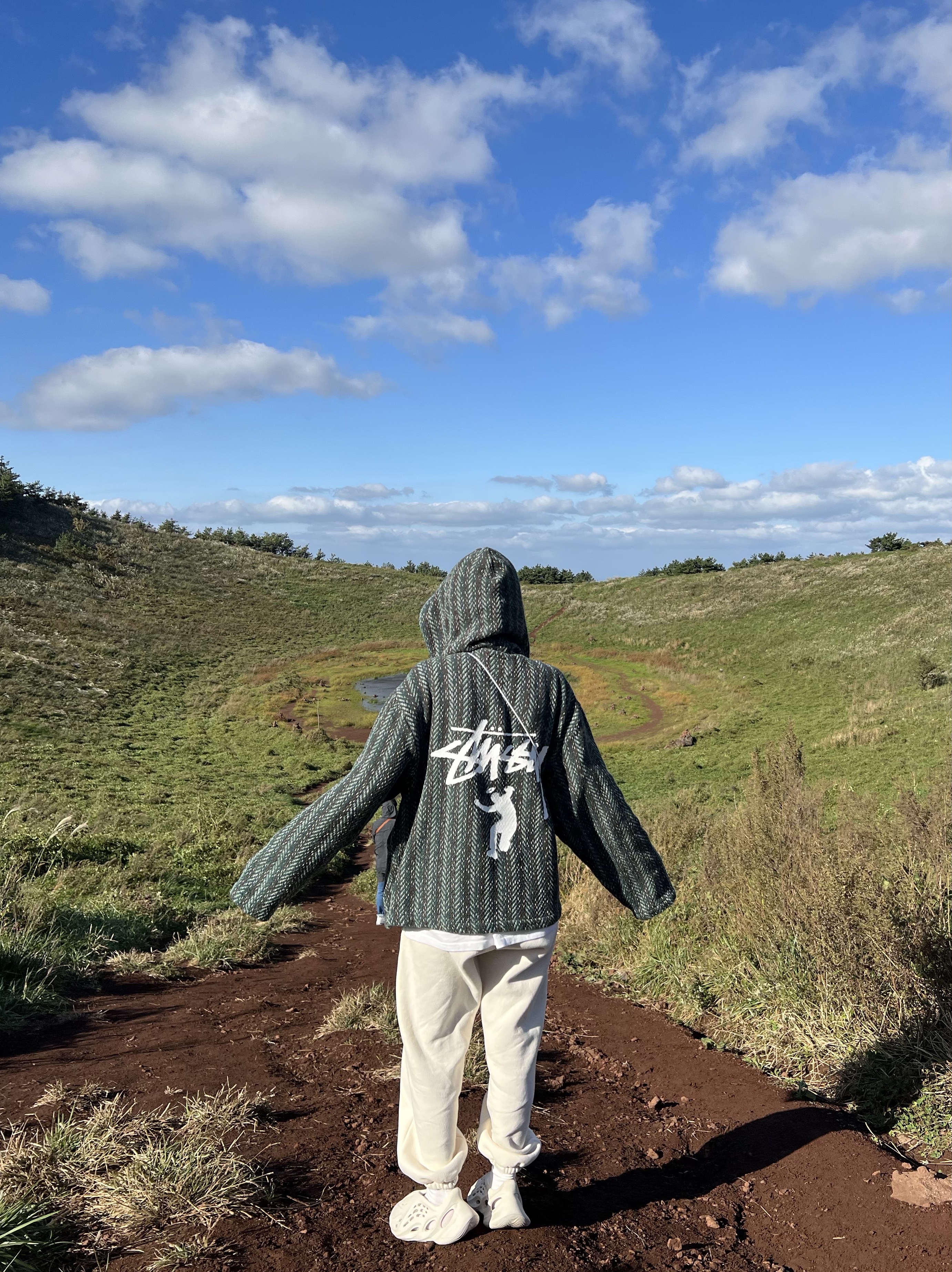 Stussy x Union Zip Poncho Forest, Adidas Yeezy Foam RNNR Sand 착용 스타일 - 1