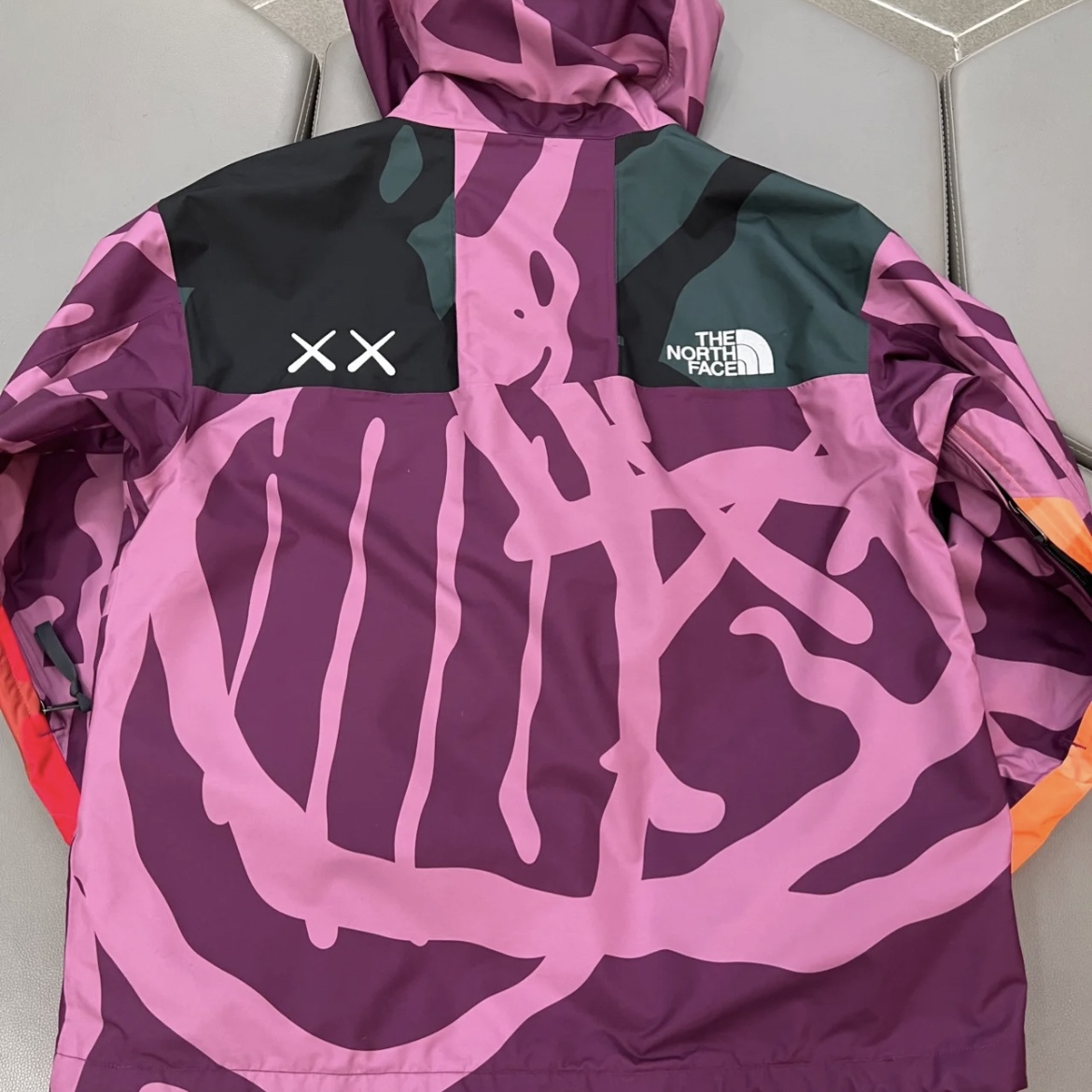 The North Face x Kaws Retro 1986 Mountain Jacket Pamplona Purple 착용 스타일 - 2