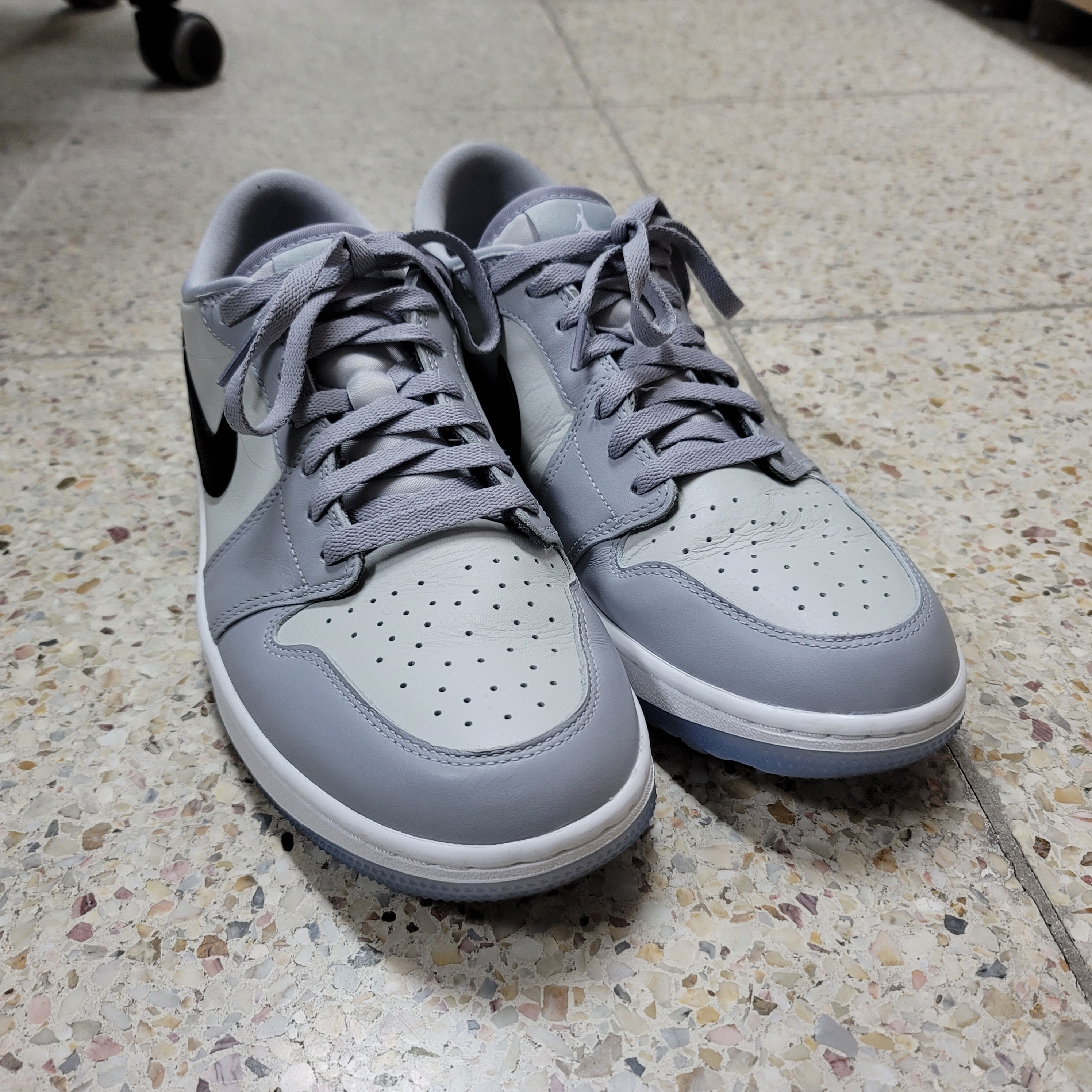 Jordan 1 Low Golf Wolf Grey 착용 스타일 - 2